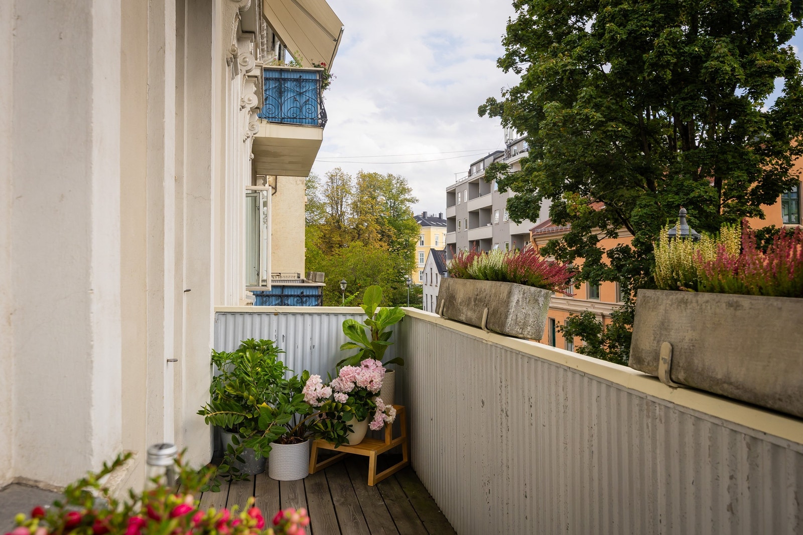 Sydøstvendt balkong hvor selger opplyser om sol fra morgen til kl 16:00. Galleribilde