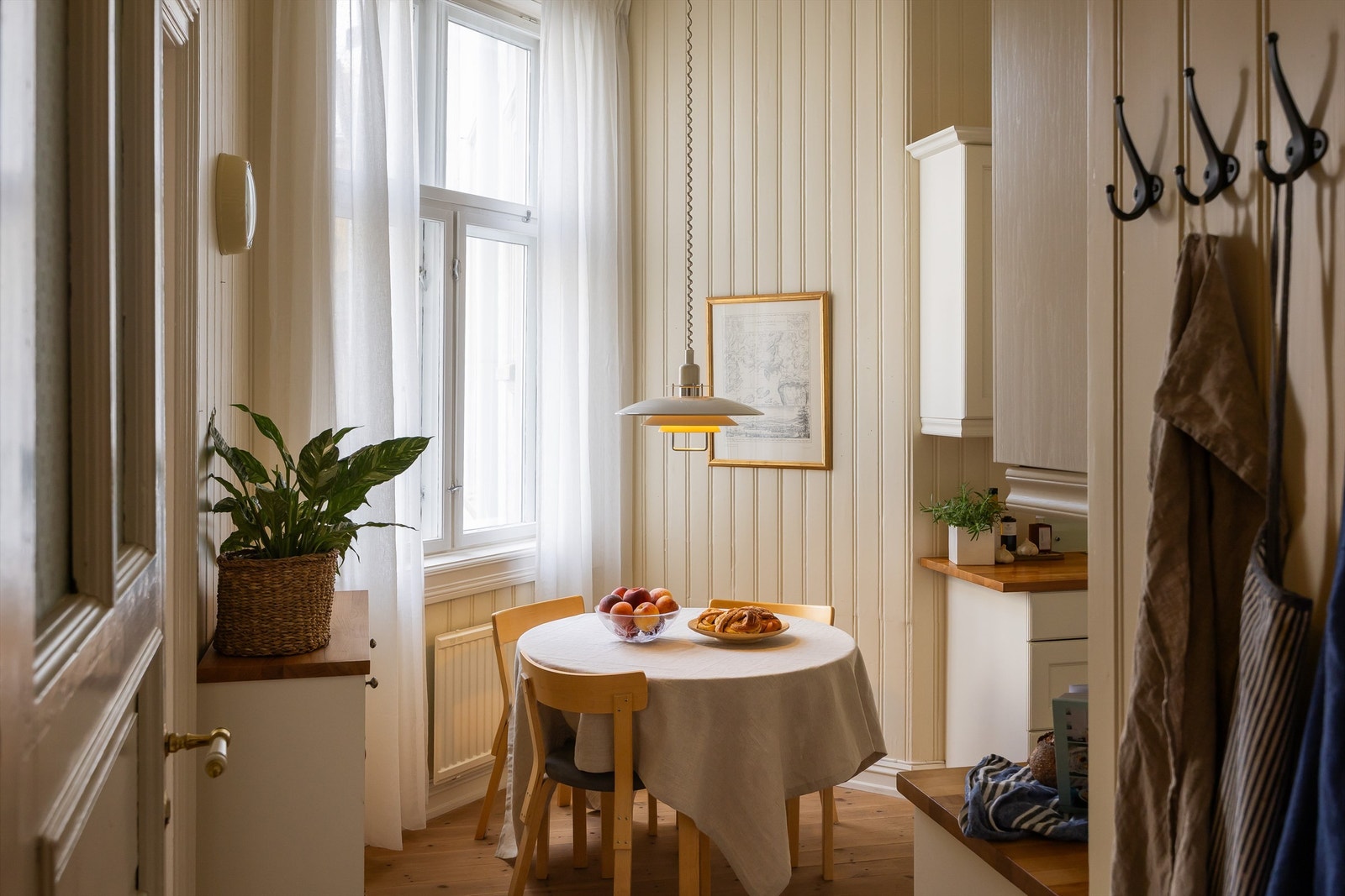 Her er det også plass til et koselig lite frokostbord. Galleribilde