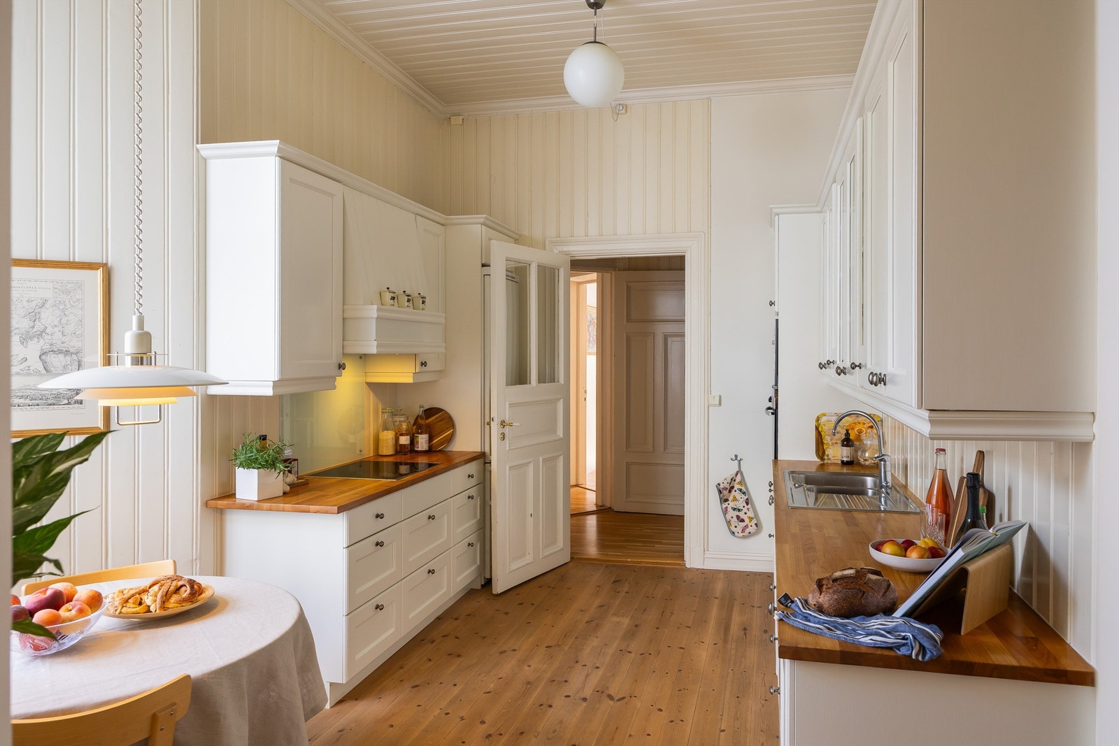 Kjøkkenet er innredet med fronter fra Strai (2003) og har en tidløs, klassisk stil som harmonerer godt med boligens øvrige uttrykk. Galleribilde