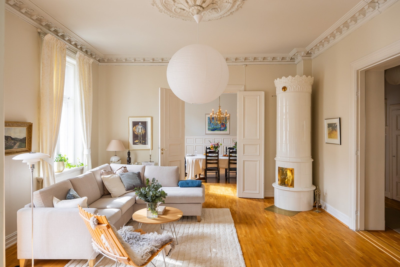 Dette er en gjennomgående og klassisk selveierleilighet med sentral og attraktiv beliggenhet på Frogner. Galleribilde