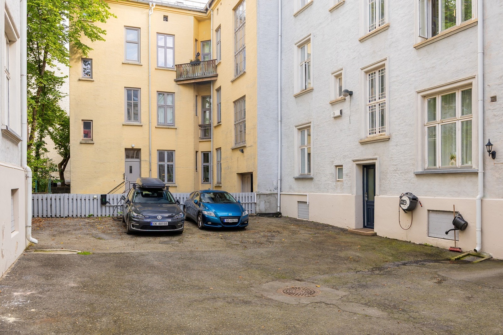 Det er 6 parkeringsplasser i bakgården og sameiet praktiserer et rullerende parkeringssystem. Se salgsoppgave for mer info. Galleribilde