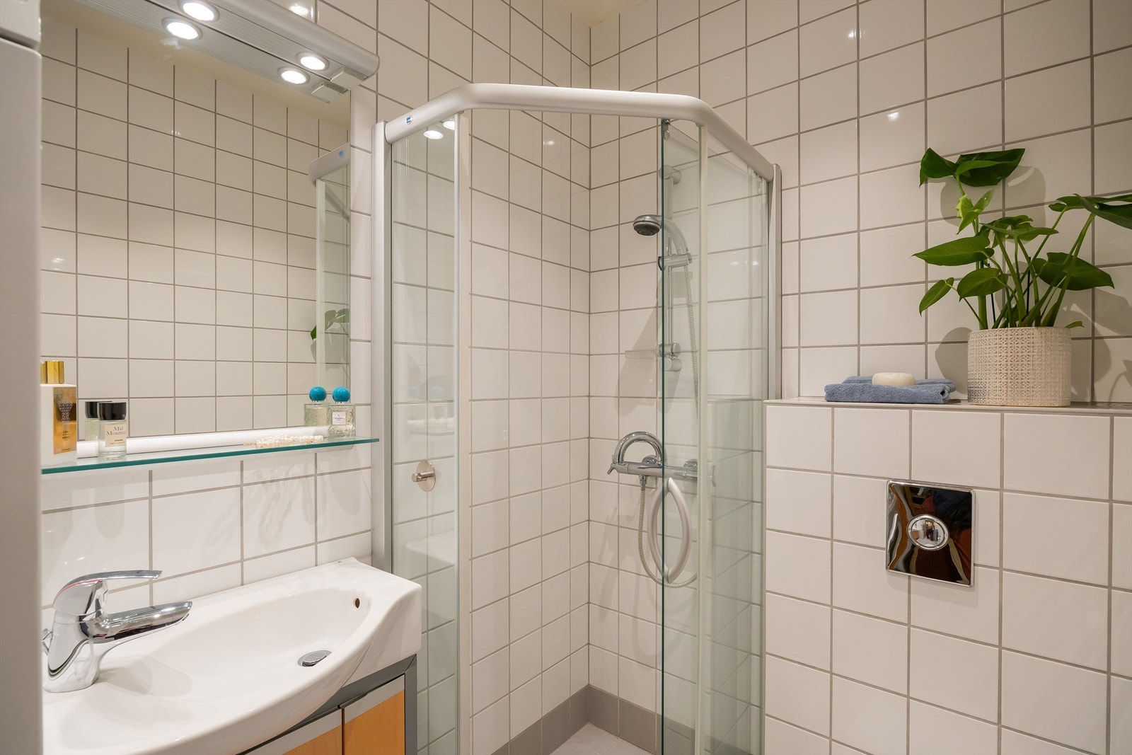 Baderom fra 2003. Rommet er innredet med servantskap, speil med overlys, dusjhjørne og har varmekabler i gulv i tillegg til opplegg for vask- og tørk. Galleribilde