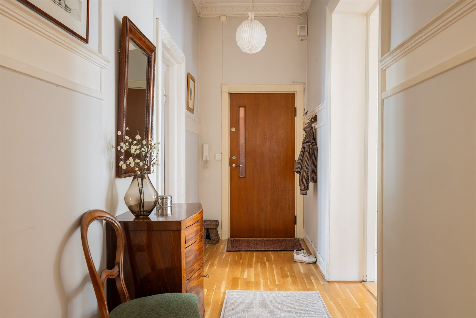 Entréen er stor og romslig og gir et godt førsteinntrykk av leiligheten. Galleribilde