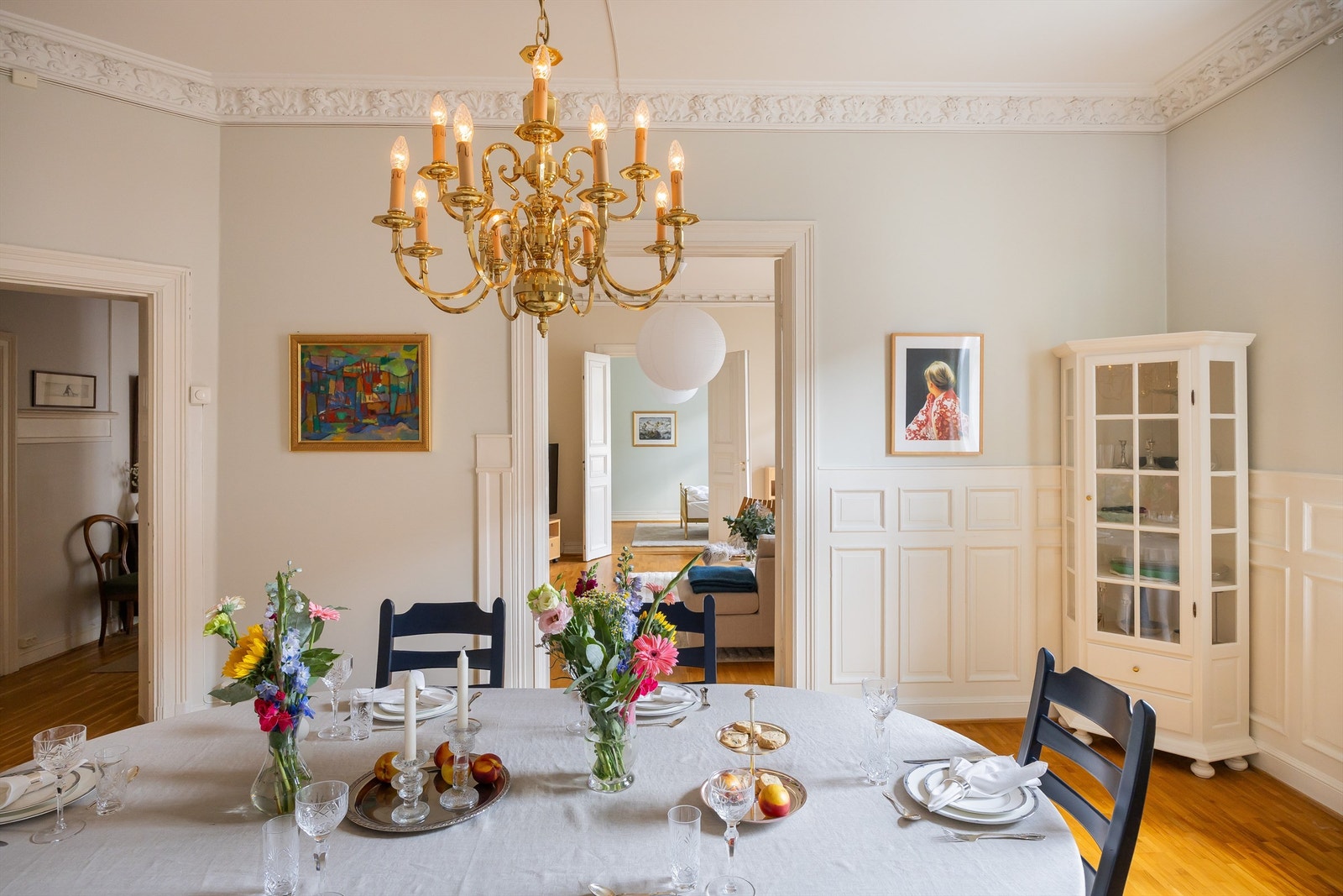 Gjennomgående for leiligheten er klassiske detaljer som gir et sjarmerende uttrykk. Galleribilde