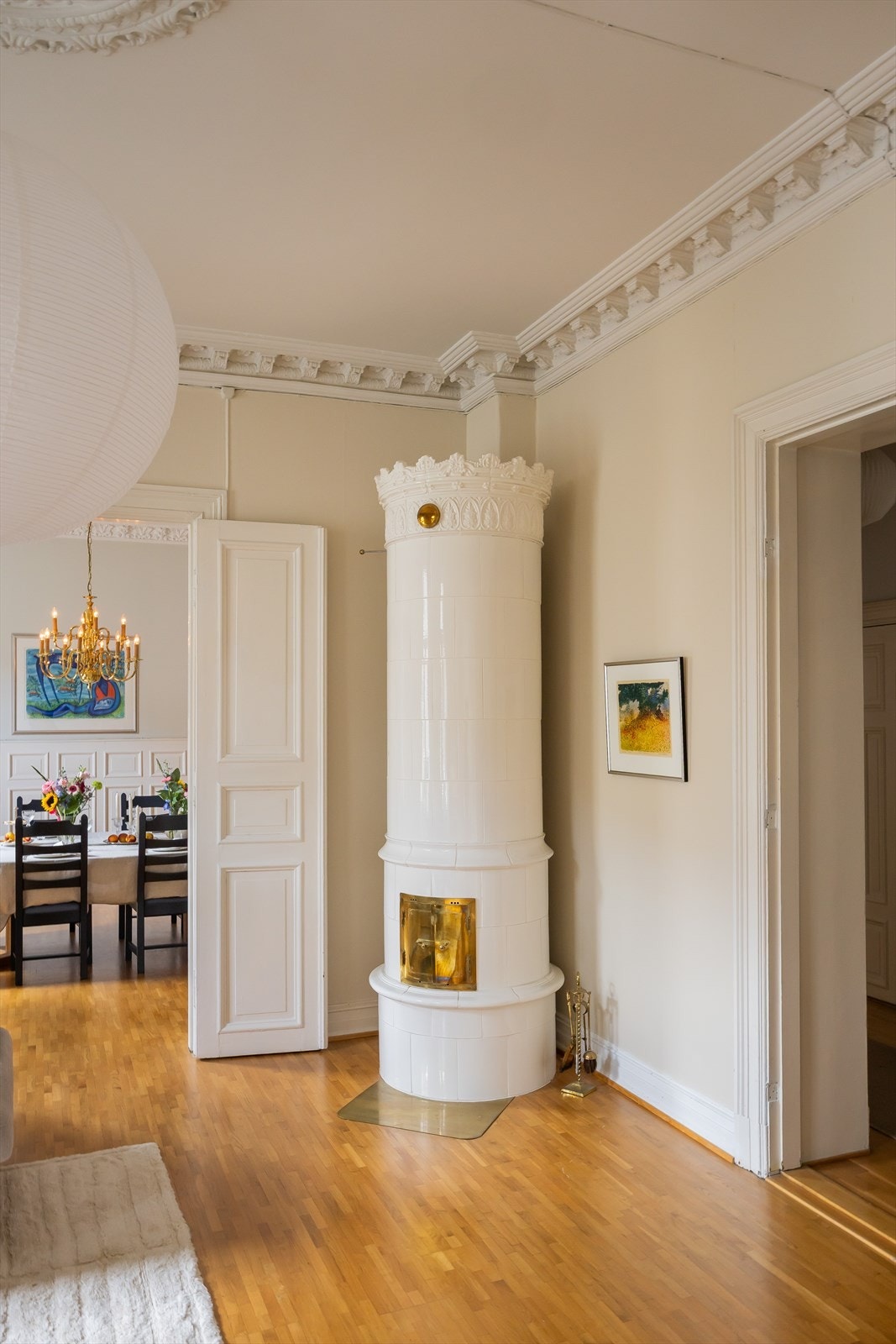 Kakkelovnen fra 2003 tilfører både varme og stil. Galleribilde