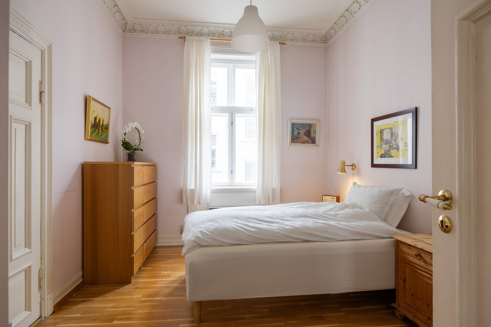 Hovedsoverommet er av god størrelse og har et privat baderom. Galleribilde