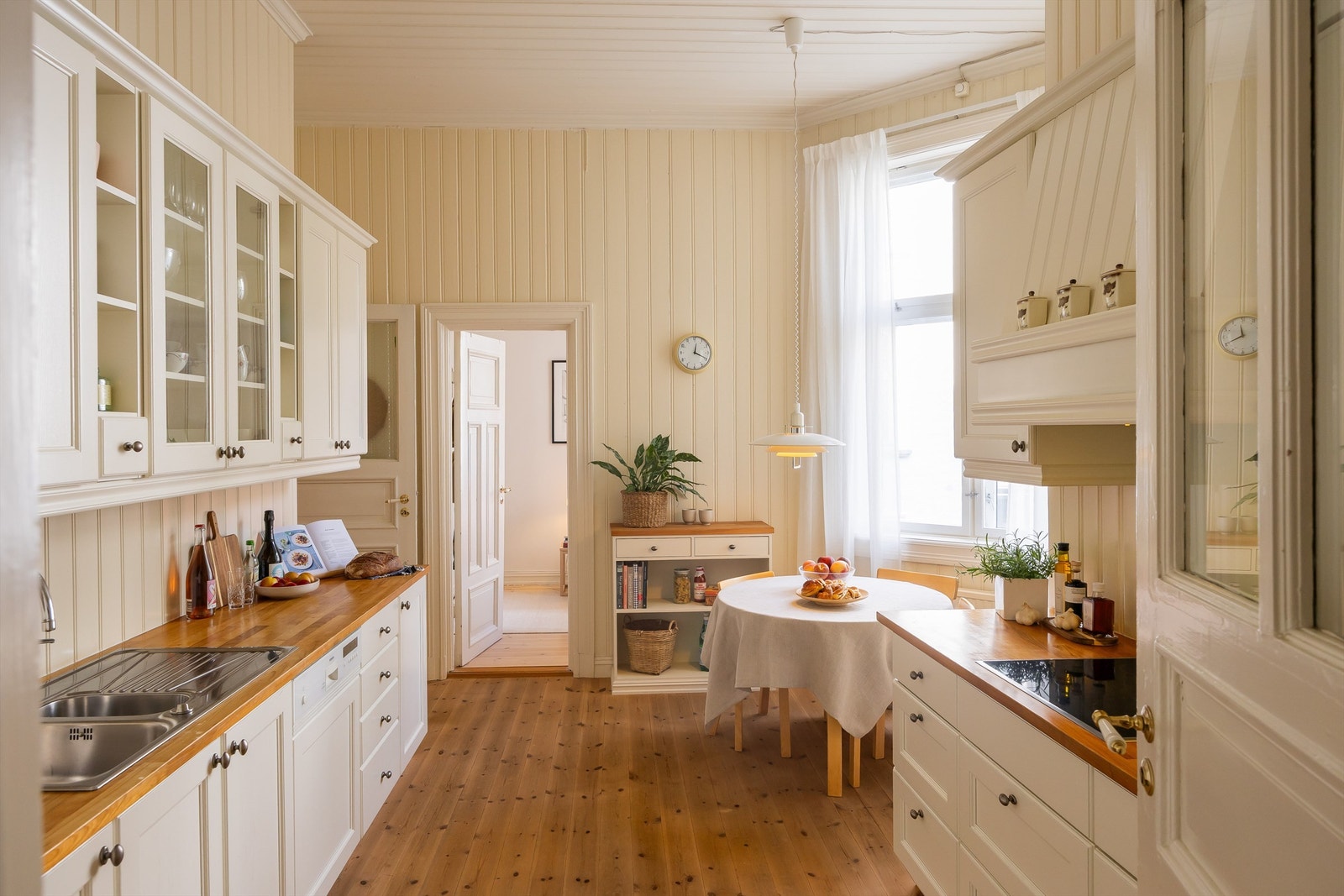 Leiligheten har store oppholdsrom og har noe moderniseringsbehov. Galleribilde