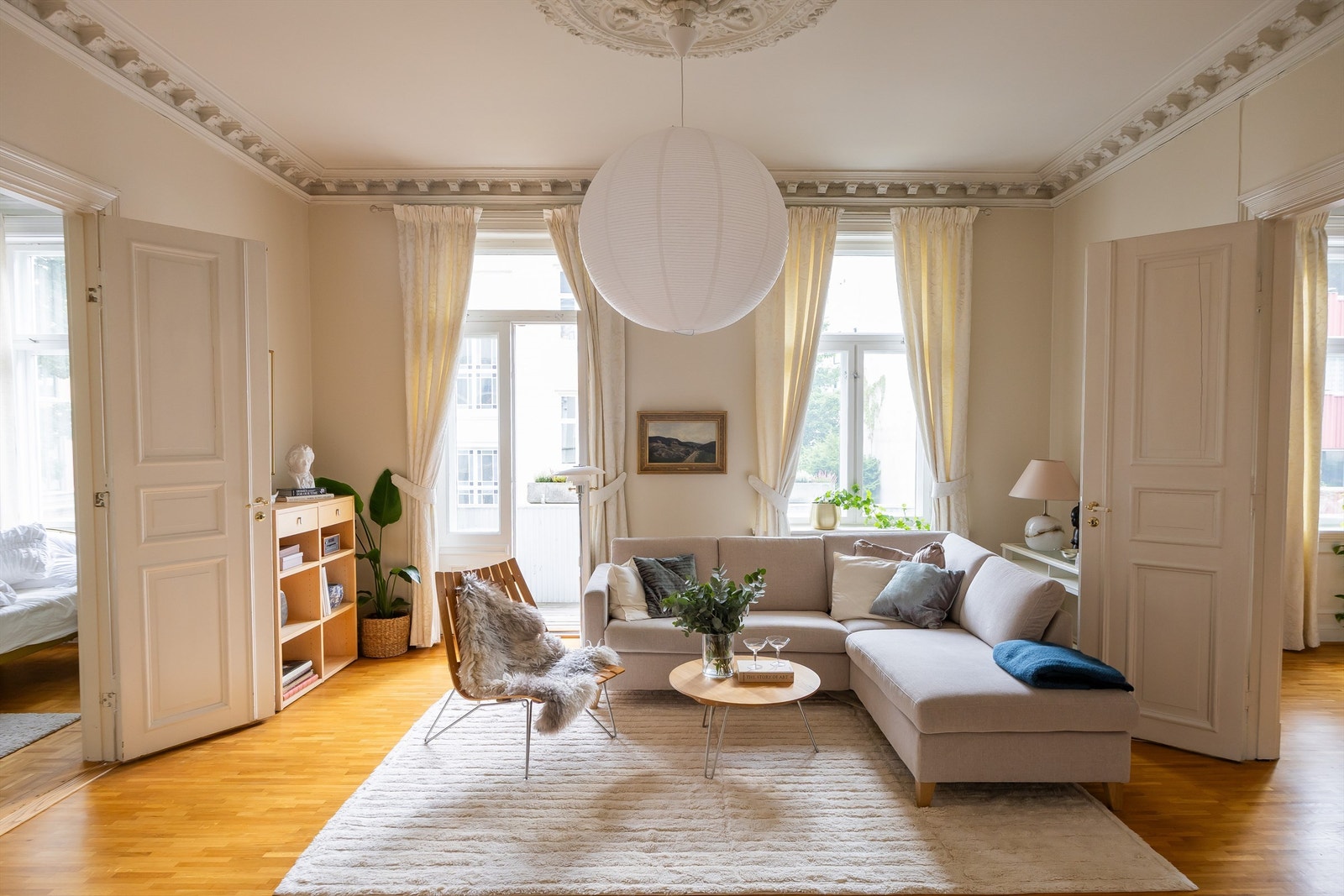 Elegant stue med god takhøyde, originale stukkaturdetaljer og store vindusflater som slipper inn rikelig med lys. Galleribilde