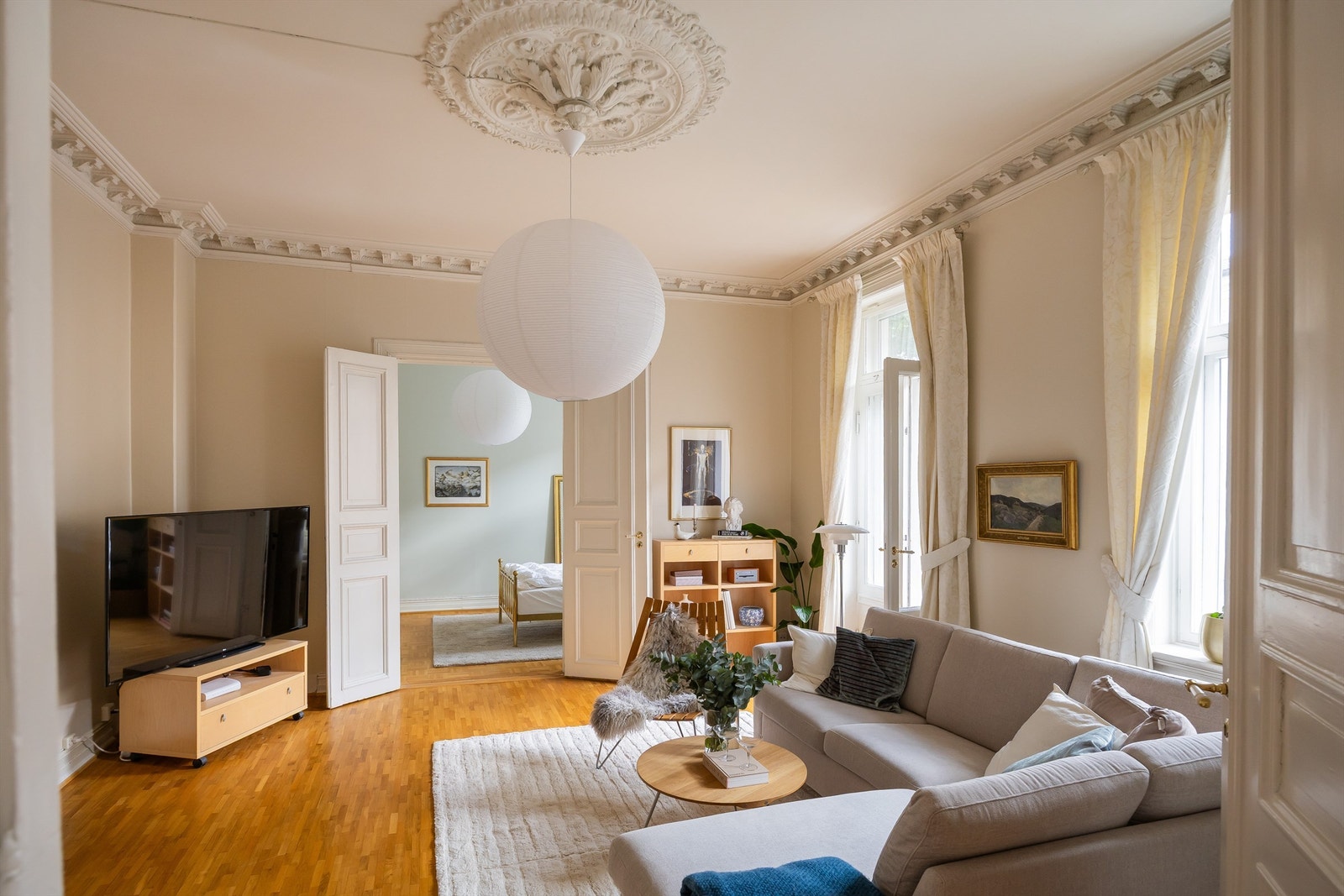 Tv-stuen har utgang til en sydøstvendt balkong på 5 kvm. Galleribilde