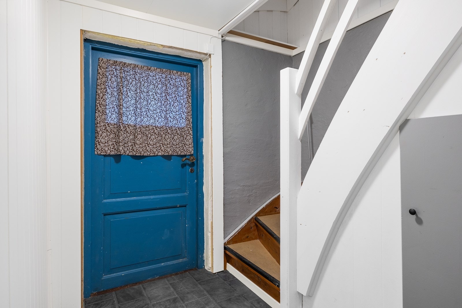 Egen inngang i kjeller. Galleribilde