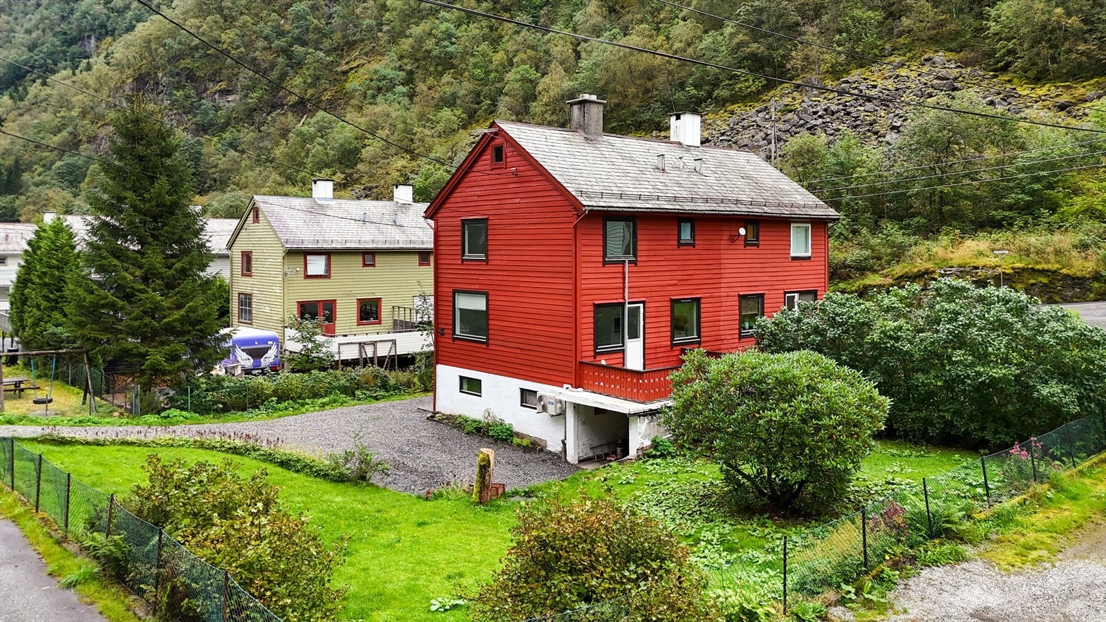 Praktisk halvpart av tomannsbolig over 3 etasjer og gode parkeringsmuligheter. Galleribilde