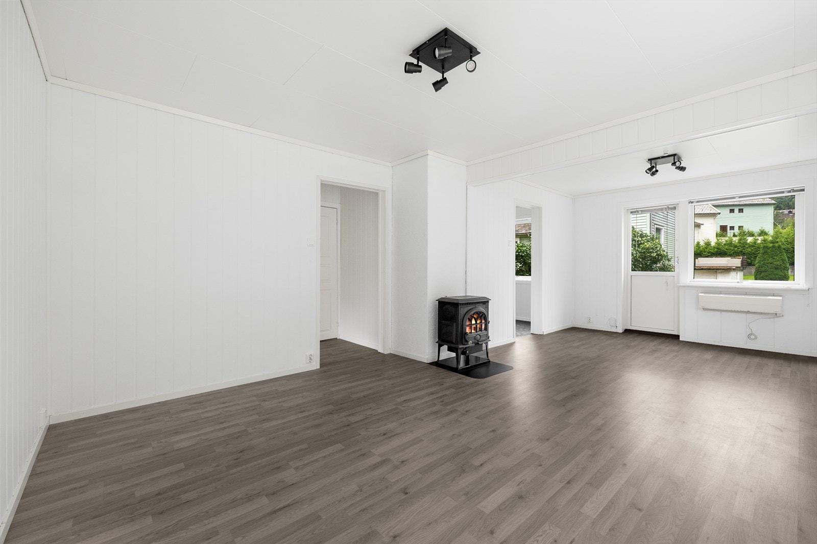 Vedovn og varmepumpe i stue. Galleribilde