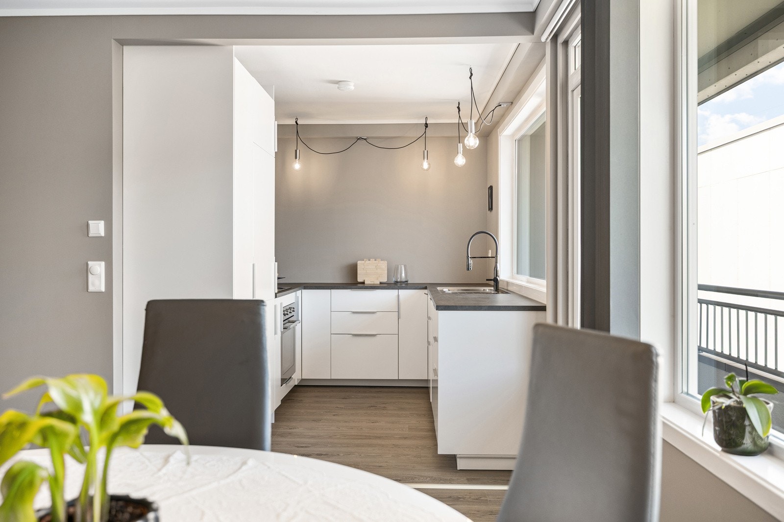 Kjøkkenet er fra 2019, og har åpen løsning mot stuen. Galleribilde