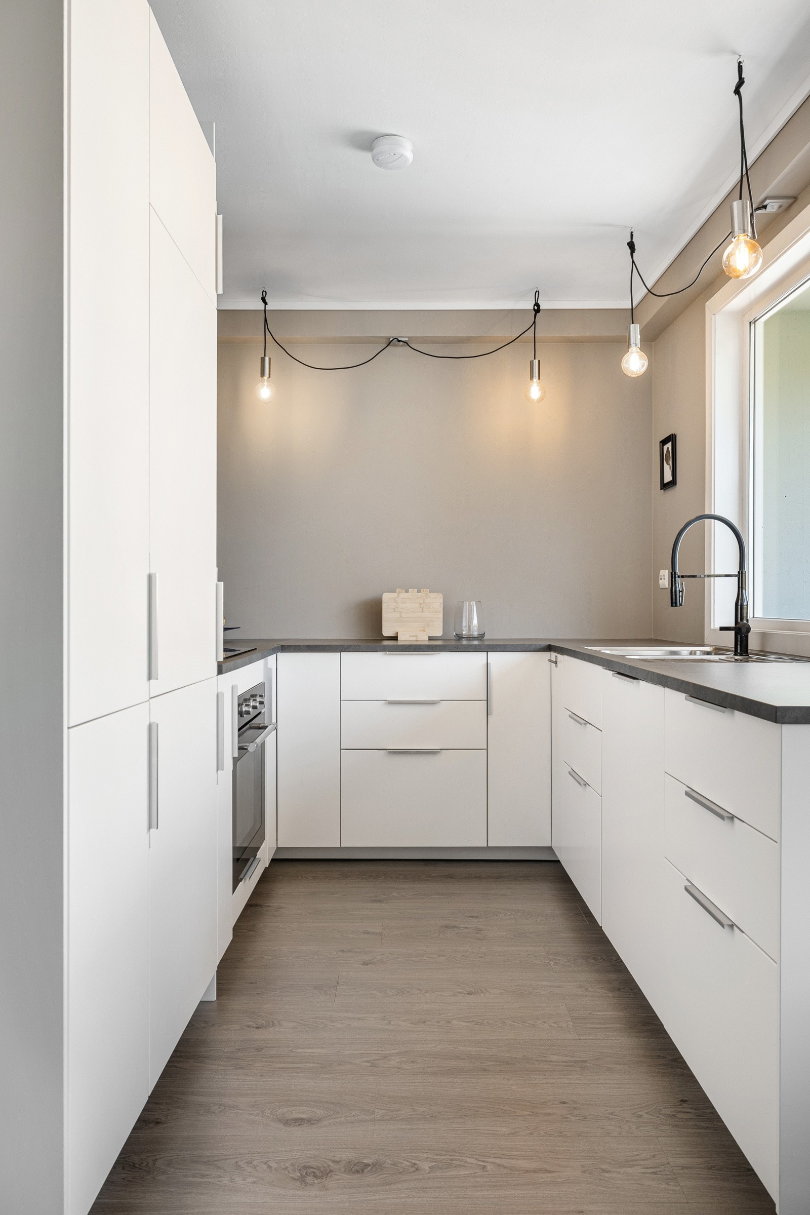 Kjøkkenet går i en U-form som gir rikelig med benkeplass. Galleribilde