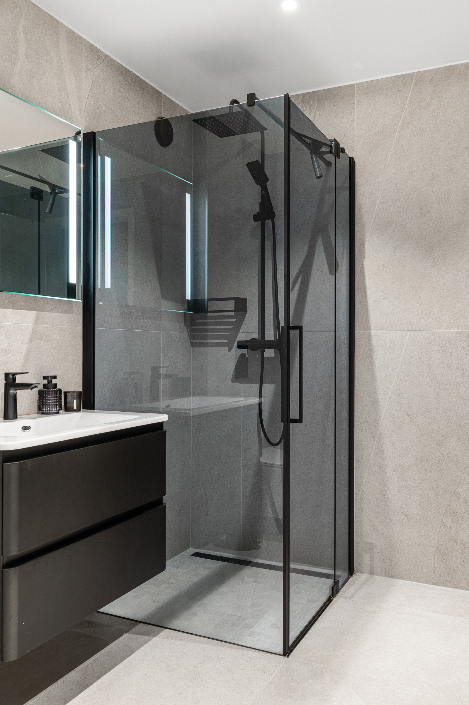 - rommet er helfliset, det er varmekabler i gulvet og det er downlights i himling. Galleribilde