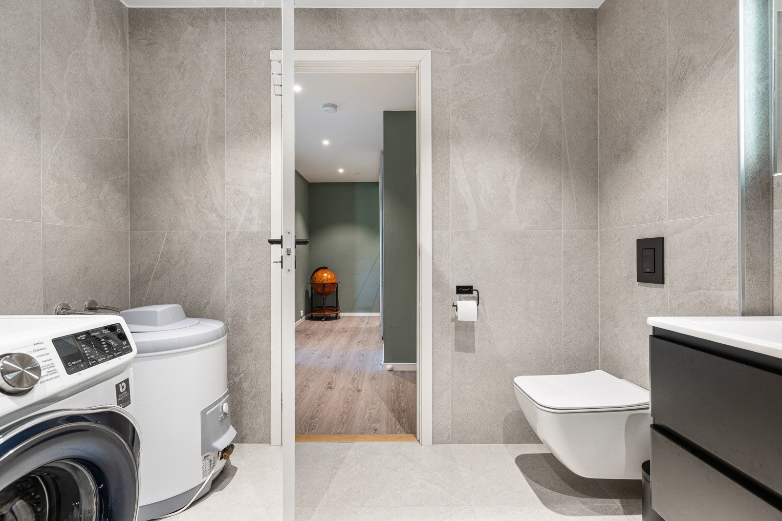 Videre er det opplegg for vaskemaskin og tørketrommel i rommet. Galleribilde