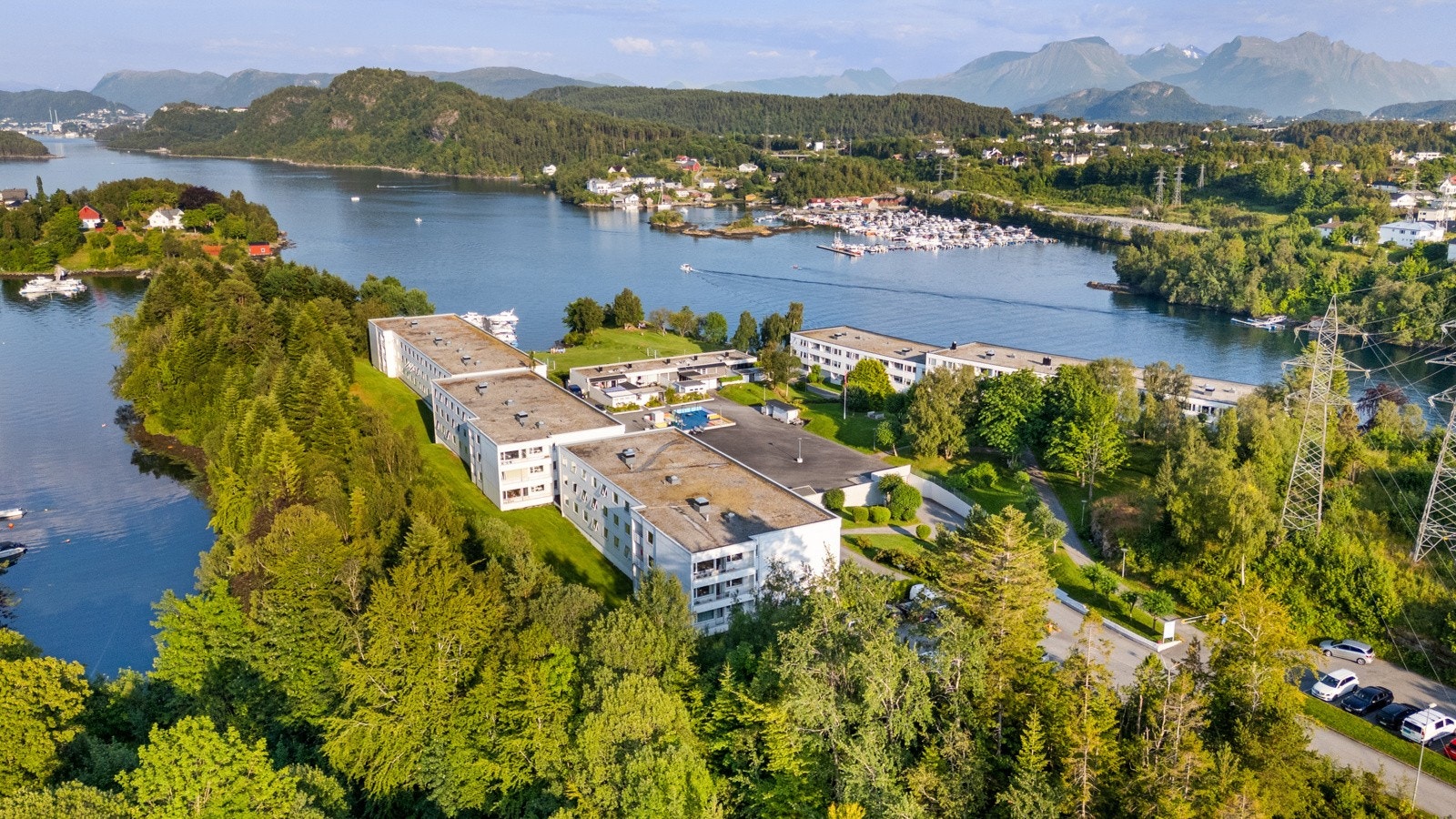 Her på Fredsberg er det mye spennende aktiviteter for både store og små, som småbåtforening og lekeplass. Galleribilde