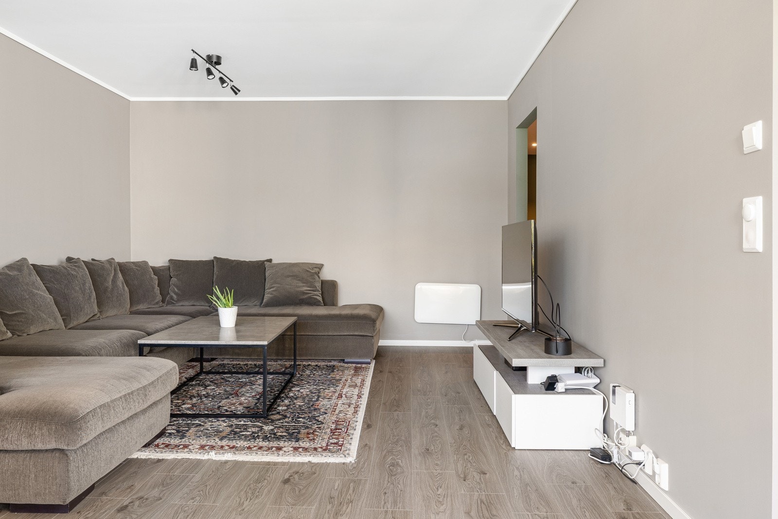 Stuen er av god størrelse, og lett å innrede slik du måtte ønske. Galleribilde