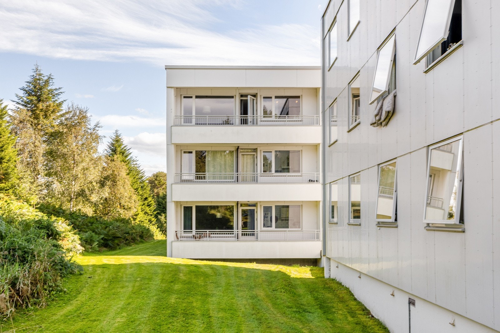Leiligheten ligger i 4. etasjen på vestsiden av dette bygget, og i et naturskjønt område med hyggelige plasser for rekreasjon. Galleribilde
