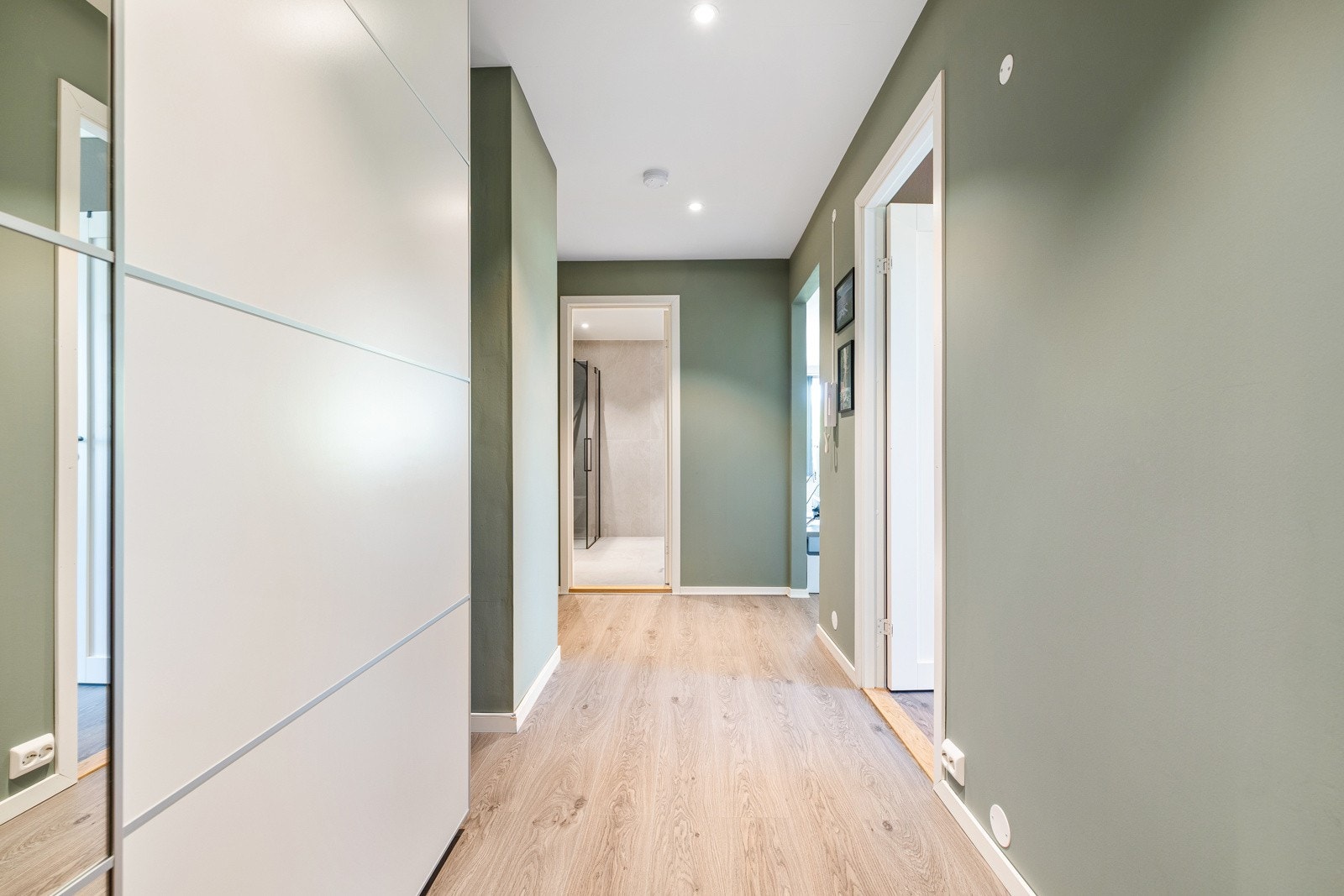 Leiligheten ble overflateoppusset i 2020, med stilrene overflater. Galleribilde