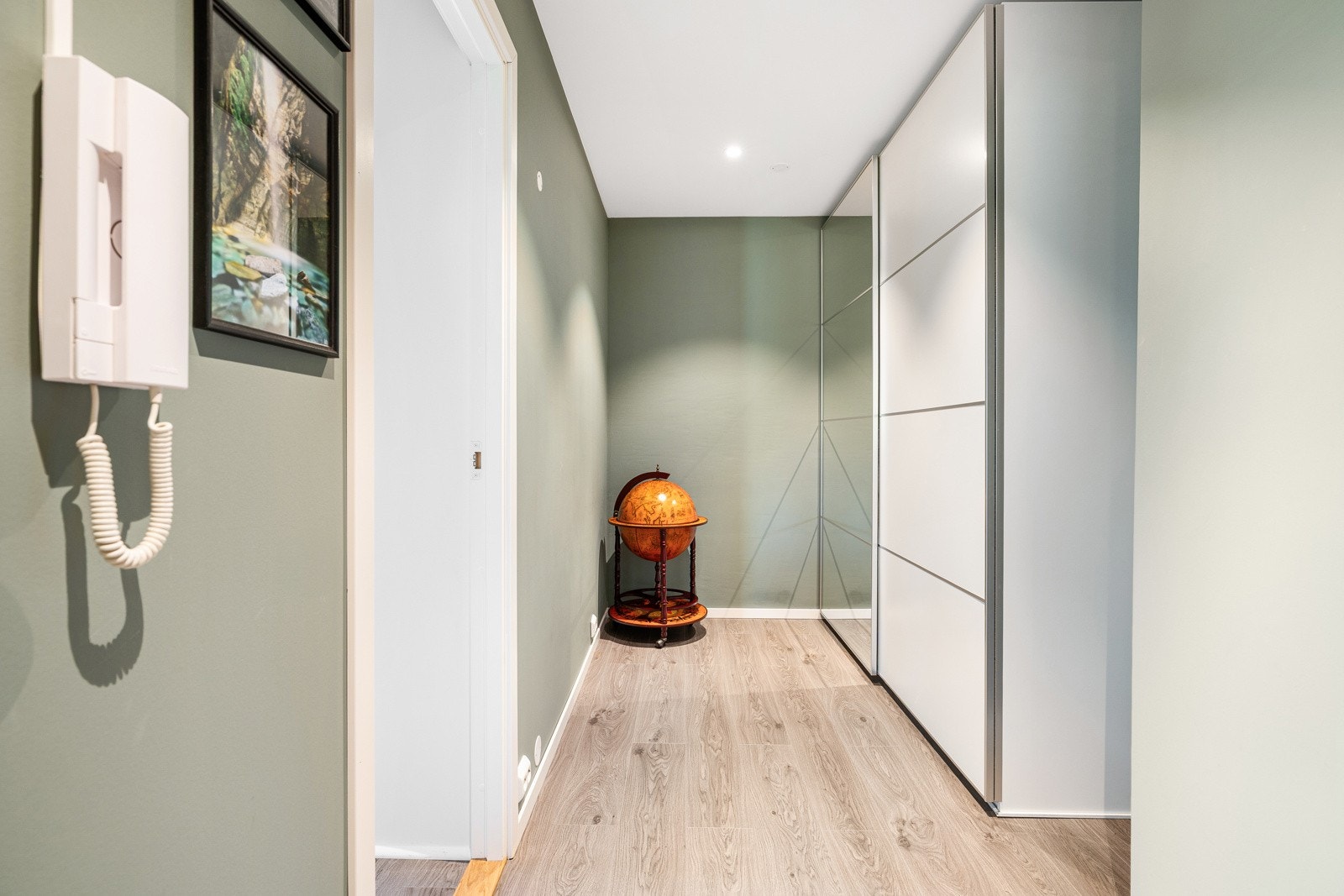 I gangen er det innredet med stor skyvedørsgarderobe for oppbevaring. Galleribilde