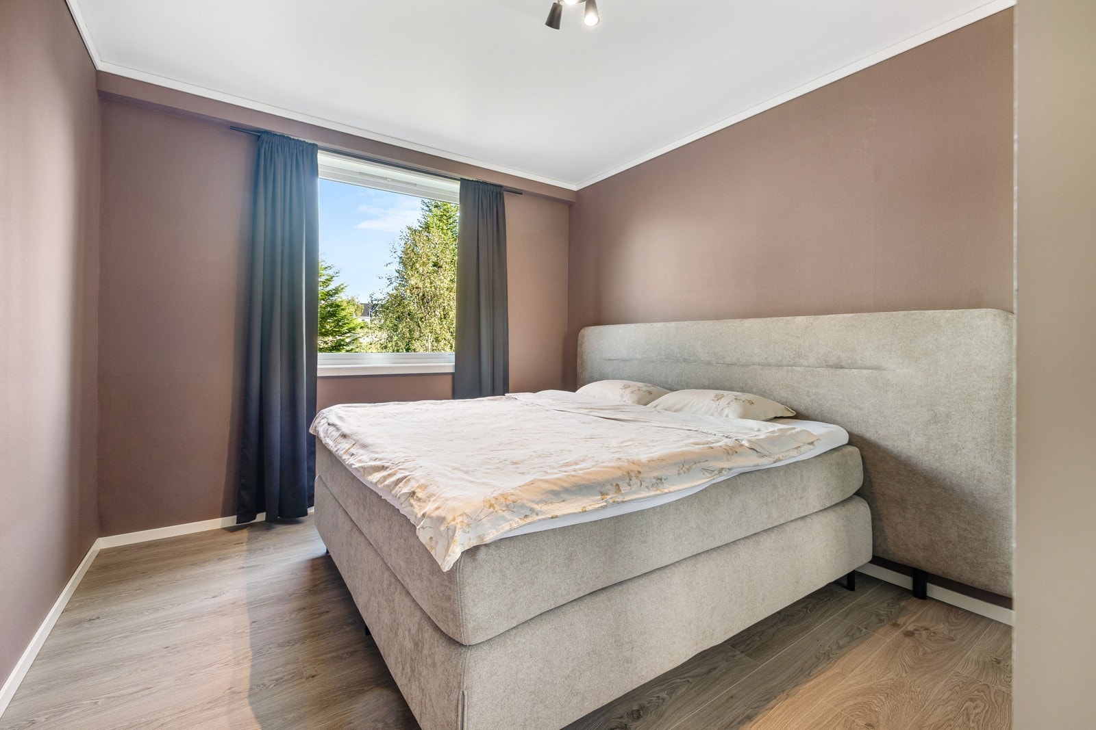 Her er det plass til dobbeltseng med nattbord på hver side. Galleribilde