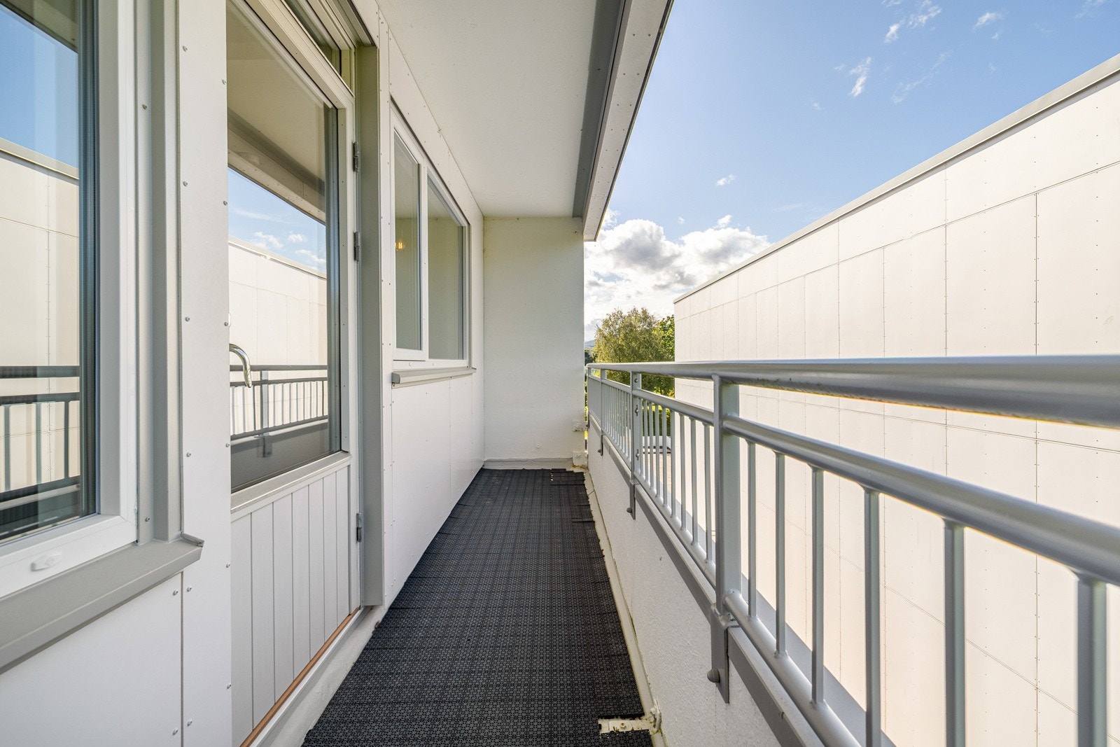 Verandaen er på ca. 7 kvm og er overbygd så her kan du nyte dagene uansett vær. Galleribilde