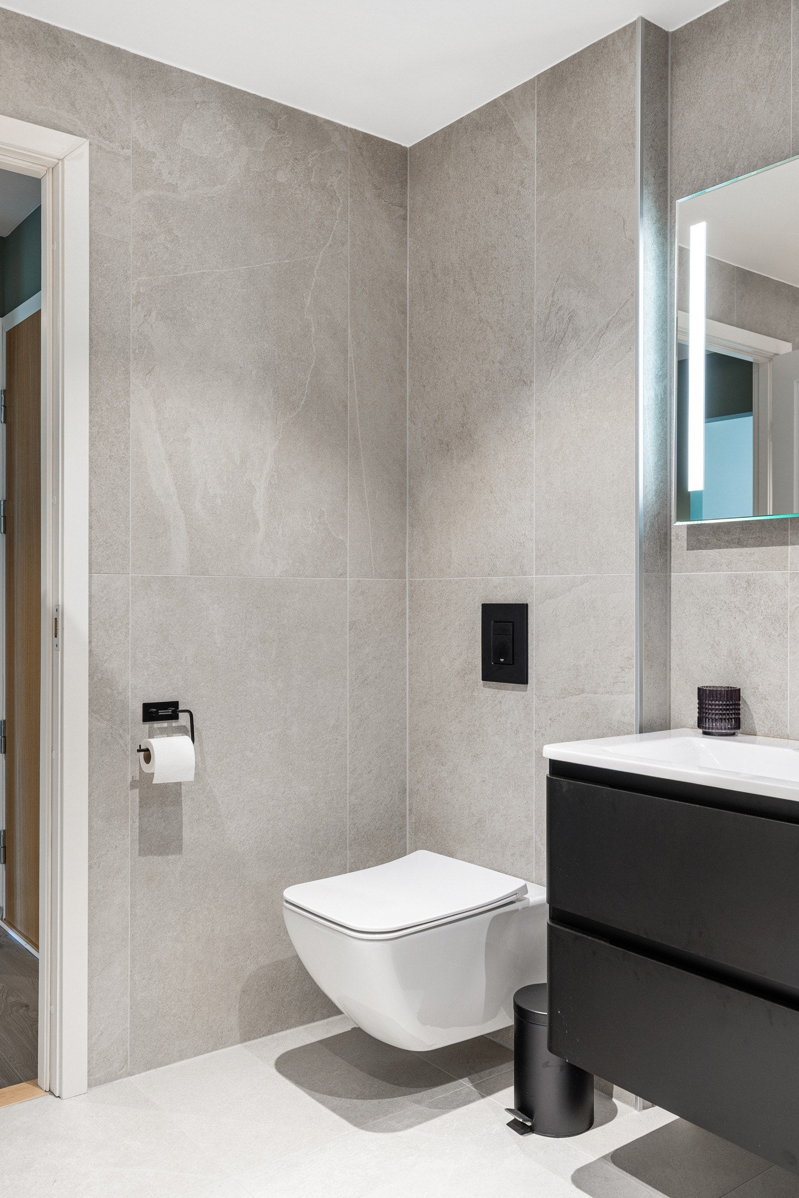 Rommet er innredet med vegghengt toalett, baderomsinnredning og dusjhjørne. Galleribilde