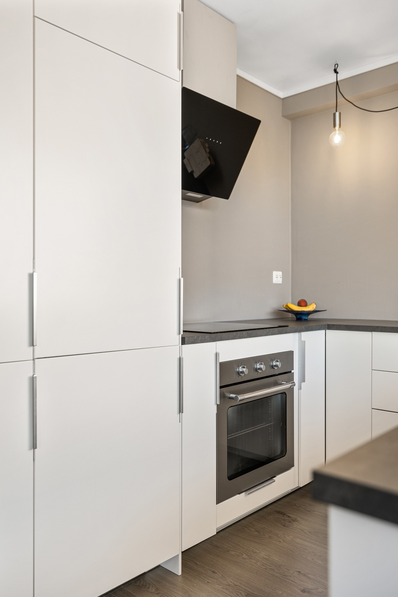 Her er det integrert kjøl-/fryseskap, oppvaskmaskin, platetopp og stekeovn. Galleribilde