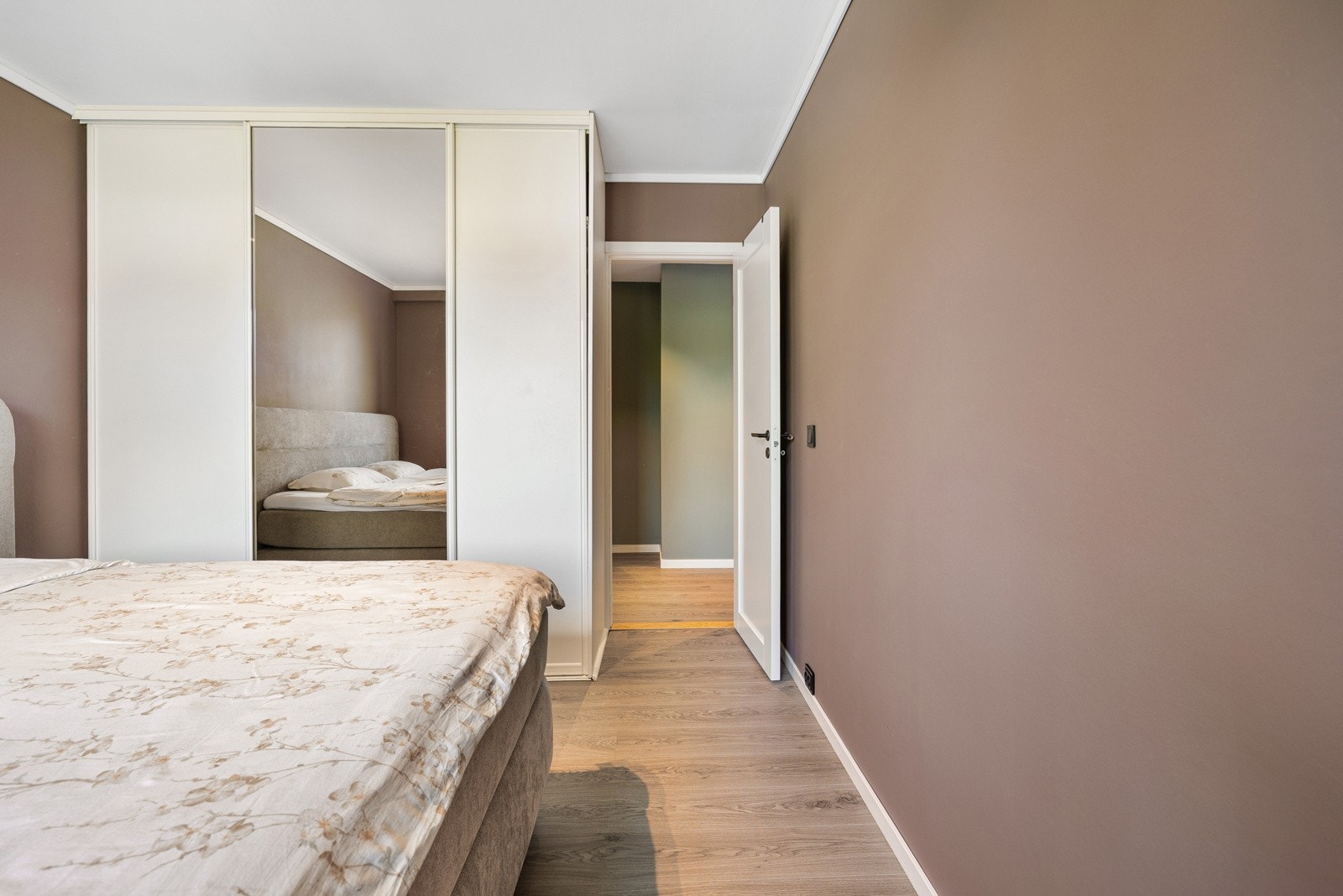 Stor og praktisk skyvedørsgarderobe er her allerede. Galleribilde