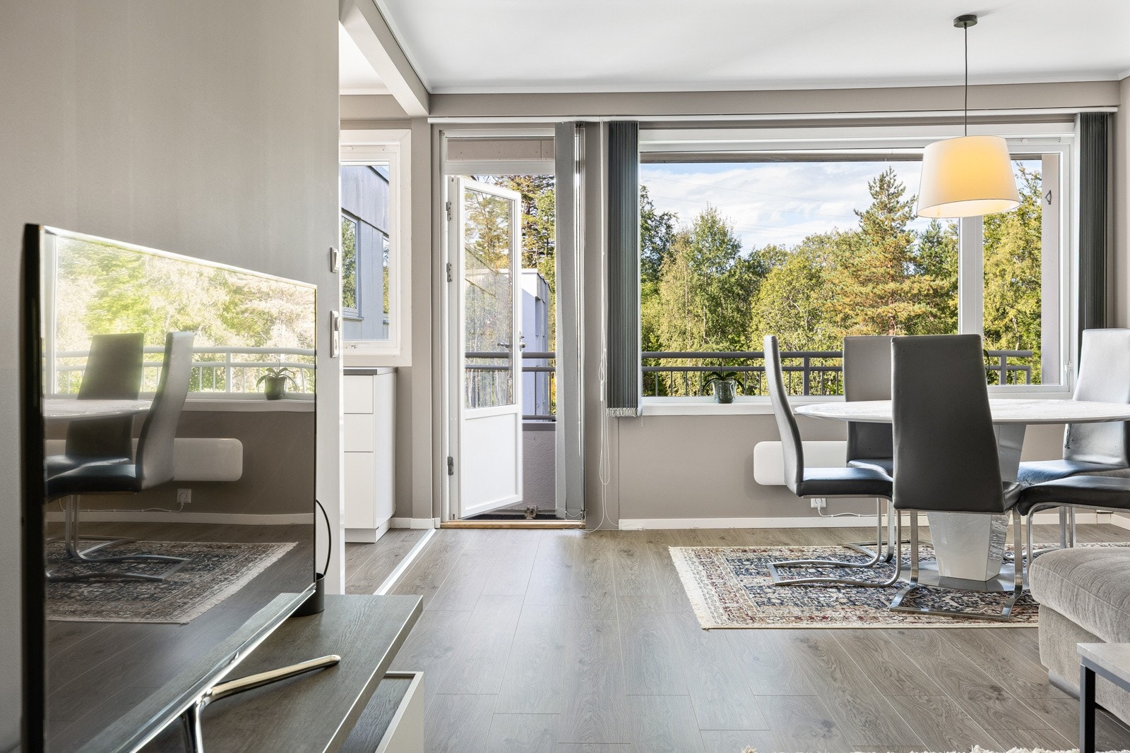 De store vindusflatene gir rikelig med naturlig lysinnslipp. Galleribilde