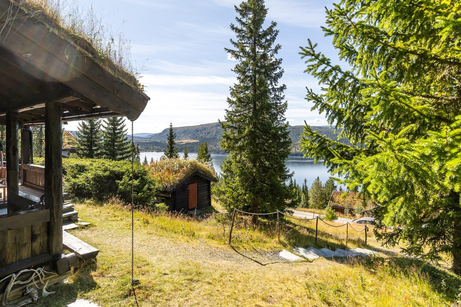 Her får du ekte fjellidyll, med en tomt som er naturlig opparbeidet med sti og steintrapp, samtidig som den vakre naturen er godt bevart. Galleribilde