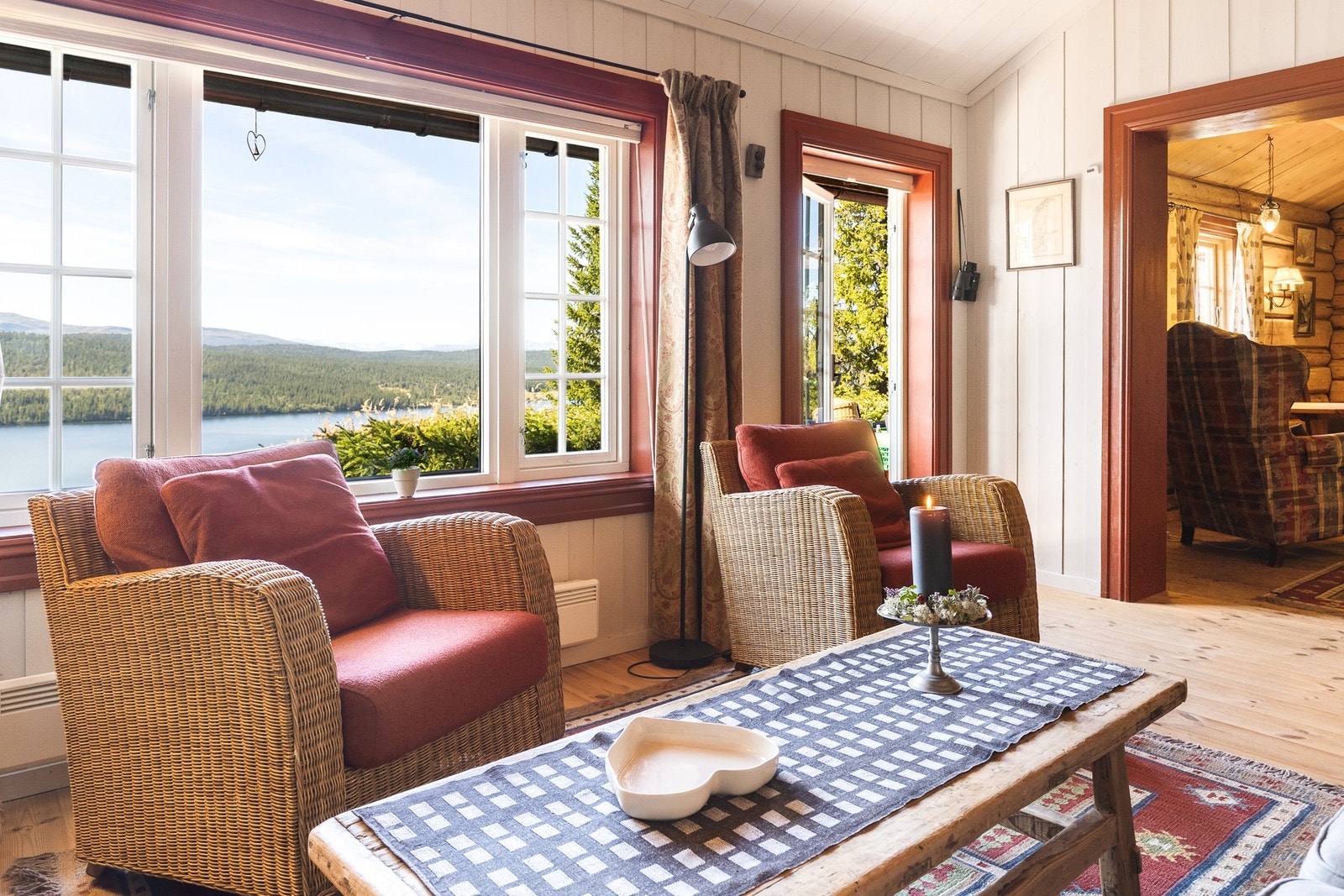 I nystuen er det store vindusflater som slipper inn rikelig med dagslys og rammer inn den vakre utsikten. Galleribilde