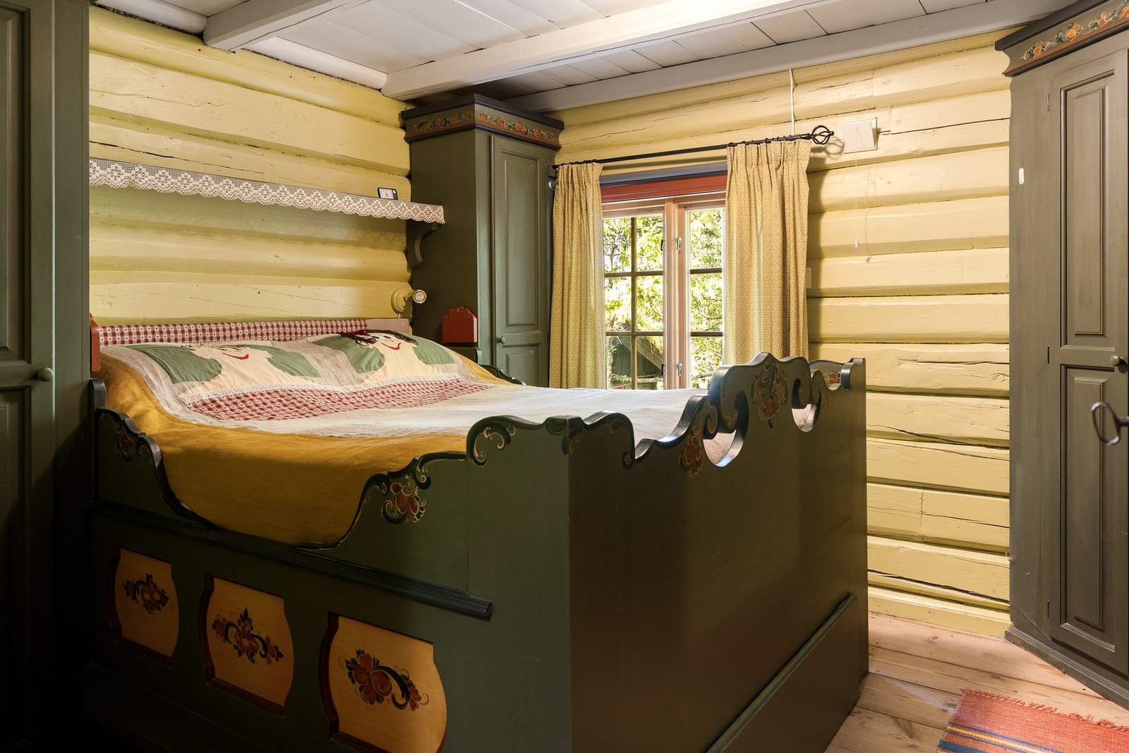 Hovedsoverommet utmerker seg med en sjarmerende utskåret seng med rosemaling av kunstneren Ellen Øygarden. Sengen har lagringsplass under. Galleribilde