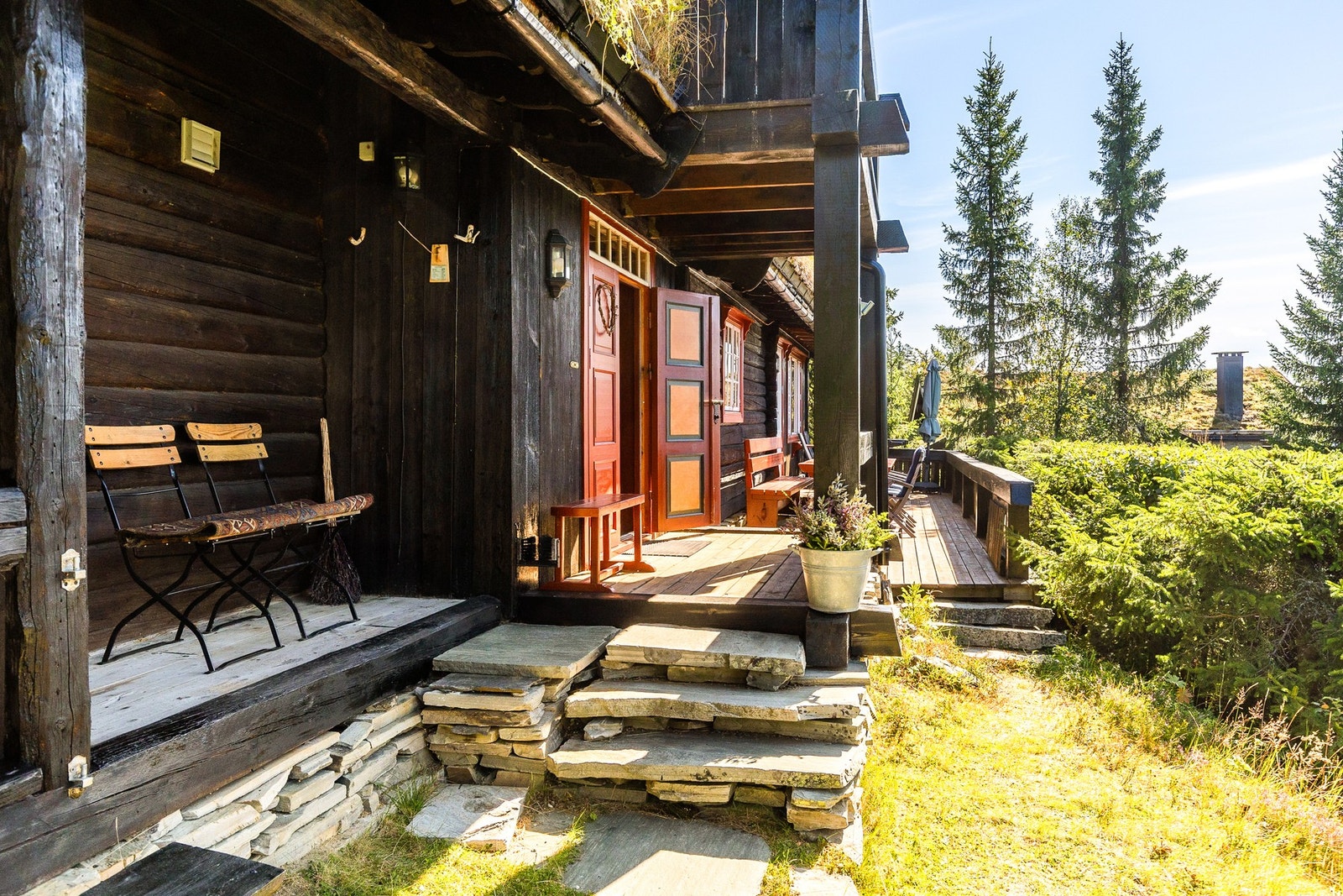 Sjarmerende inngangsparti med steintrapp, skifer/gråsteinsmur og tømmerdetaljer. Galleribilde