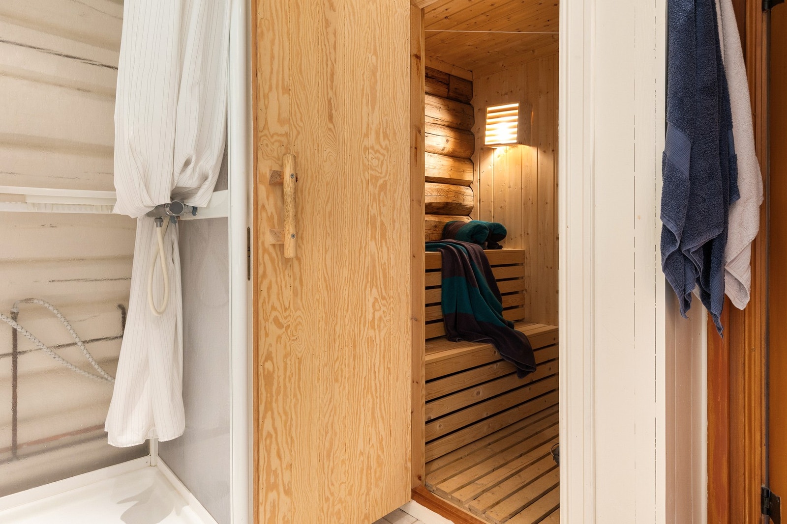 En direkte inngang til badstue gjør dette rommet ekstra attraktivt - spesielt etter en lang dag i skiløypene. Galleribilde