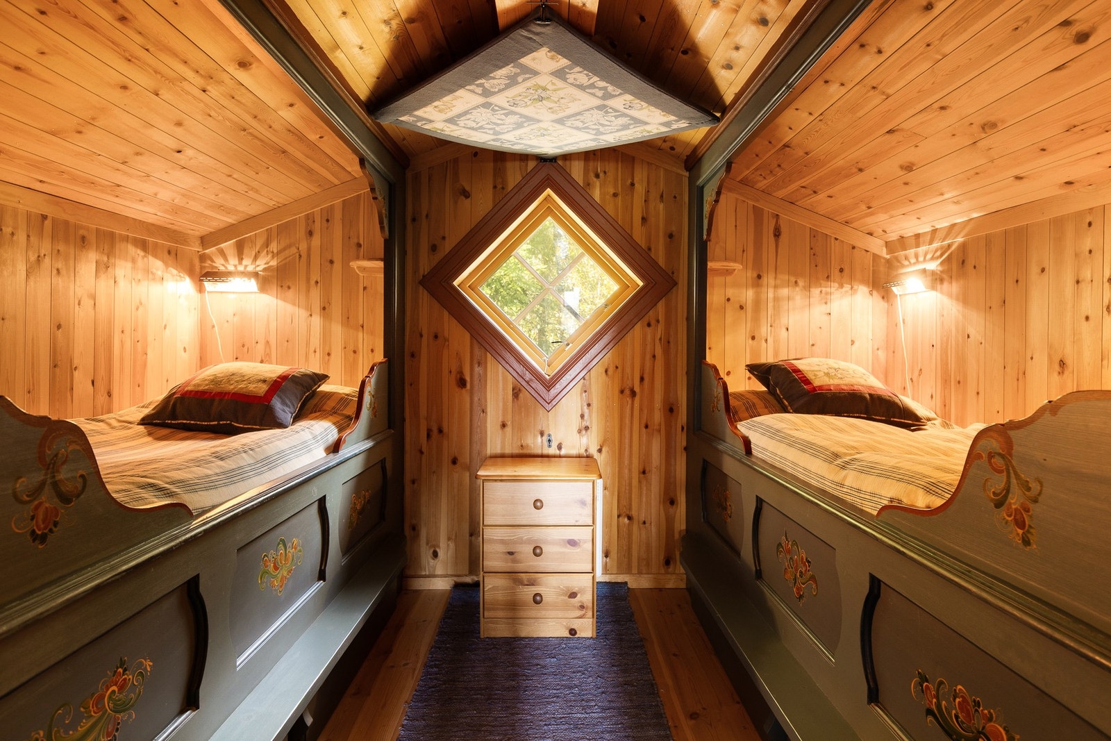 Hemsen er innredet med spesialbygde senger og sovealkover, dekorert med håndmalte detaljer som gir en lun og tradisjonell atmosfære. Galleribilde