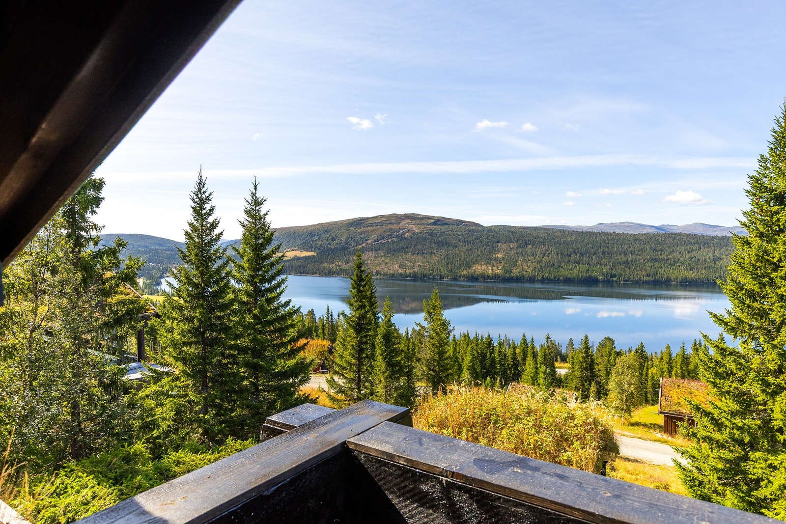 Her får du vidstrakt utsikt over Gålåvatnet og de majestetiske fjellene i Jotunheimen! Galleribilde