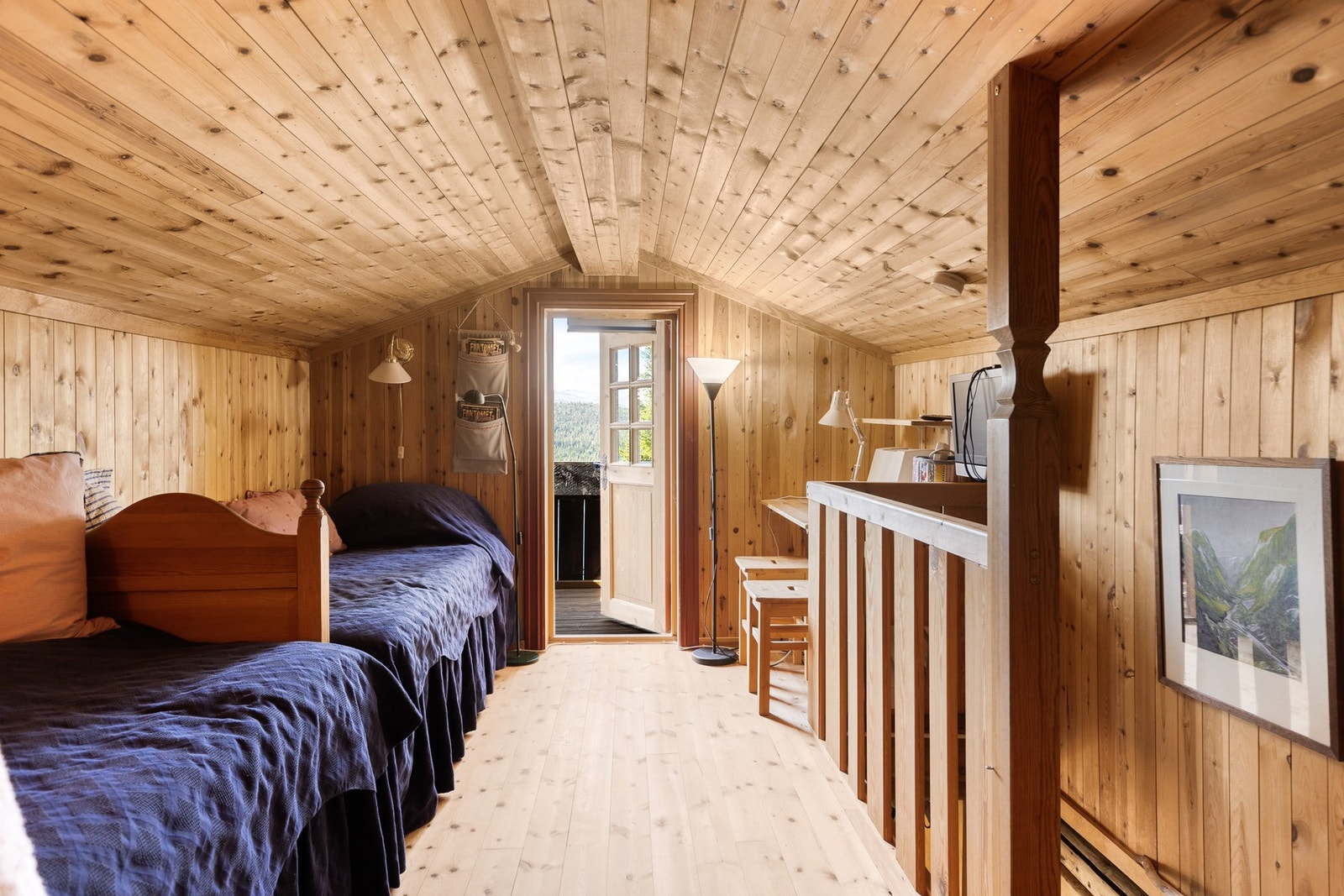 Hemsen fungerer som en ekstra soveavdeling med flere sengeplasser, samt utgang til en liten balkong med nydelig utsikt over vannet - perfekt som gjesterom eller soveplass for barna. Galleribilde