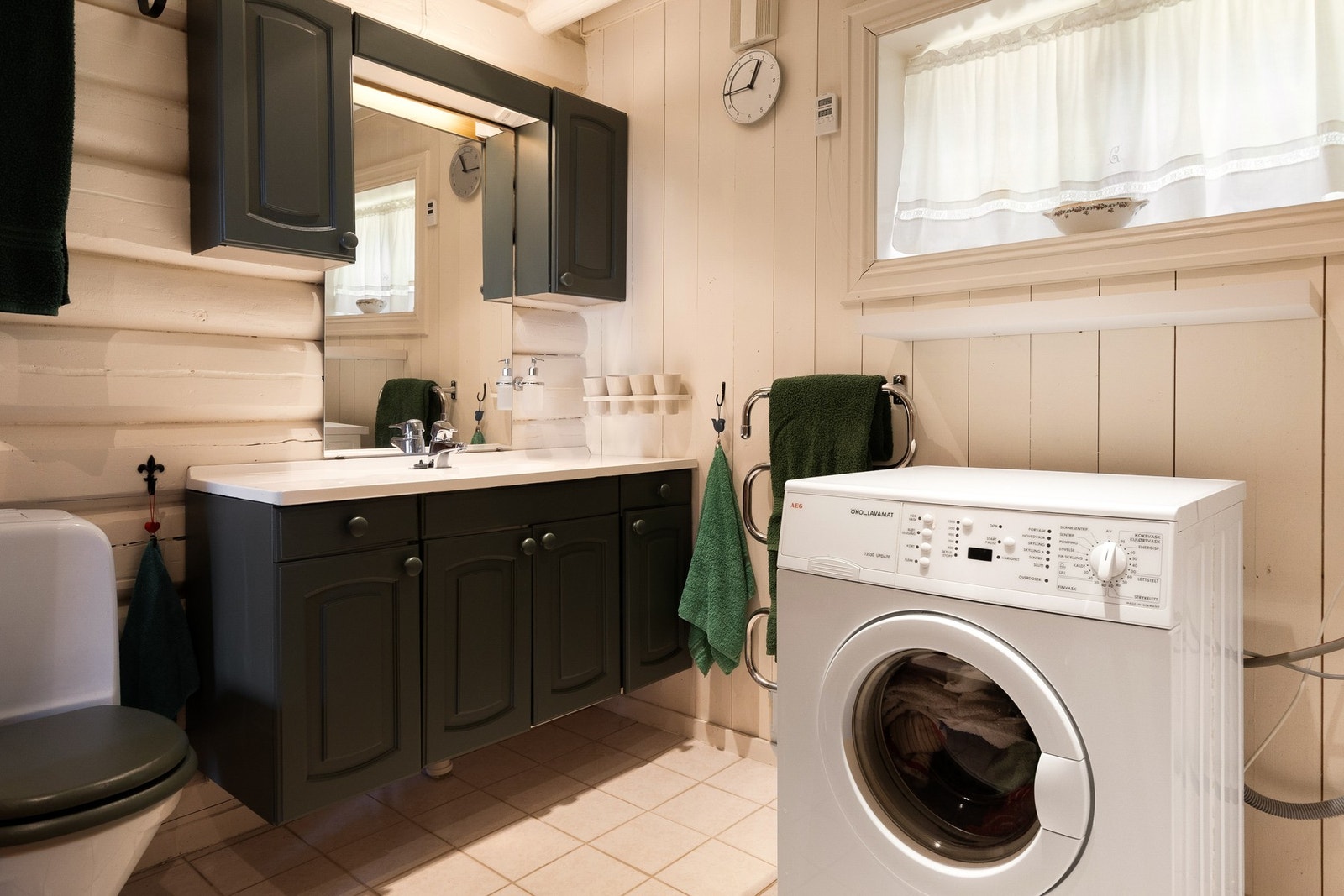 Hovedbadet er romslig og funksjonelt, med servantinnredning, toalett, dusj, opplegg for vaskemaskin og varme i gulv. Galleribilde