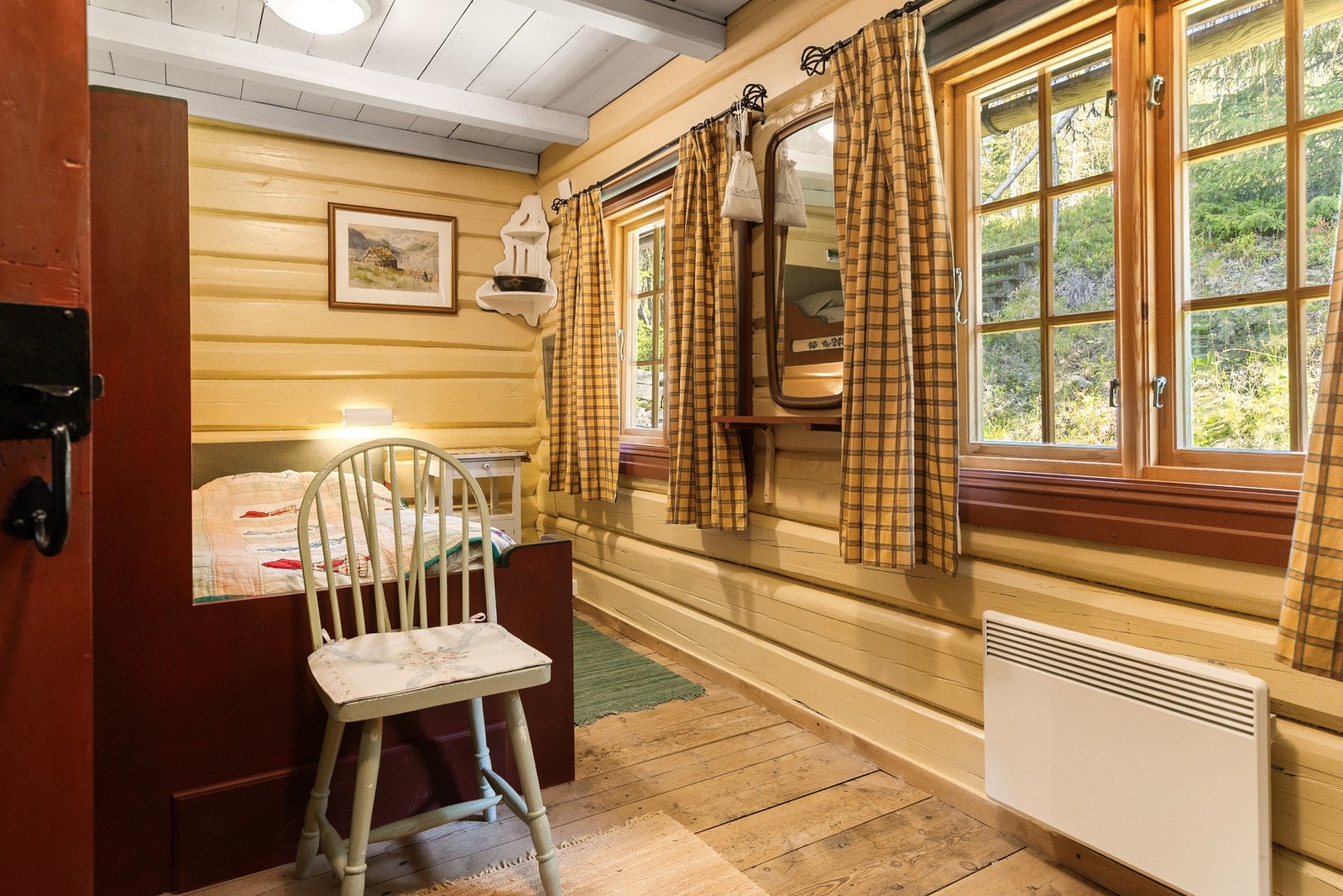 Det andre soverommet har en plassbygget familiekøye og store vindusflater. Galleribilde