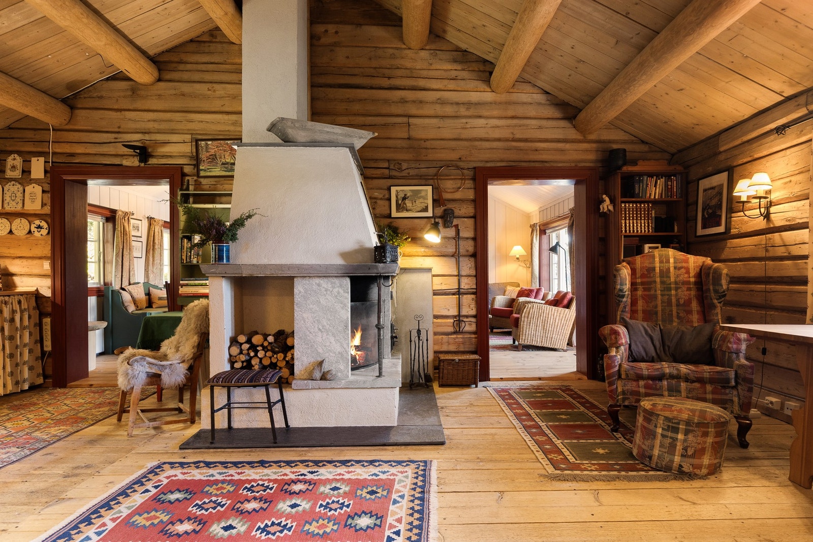 Hytta byr på flere koselige oppholdsrom hvor tømmervegger, synlige bjelker og lune soner setter stemningen. Galleribilde