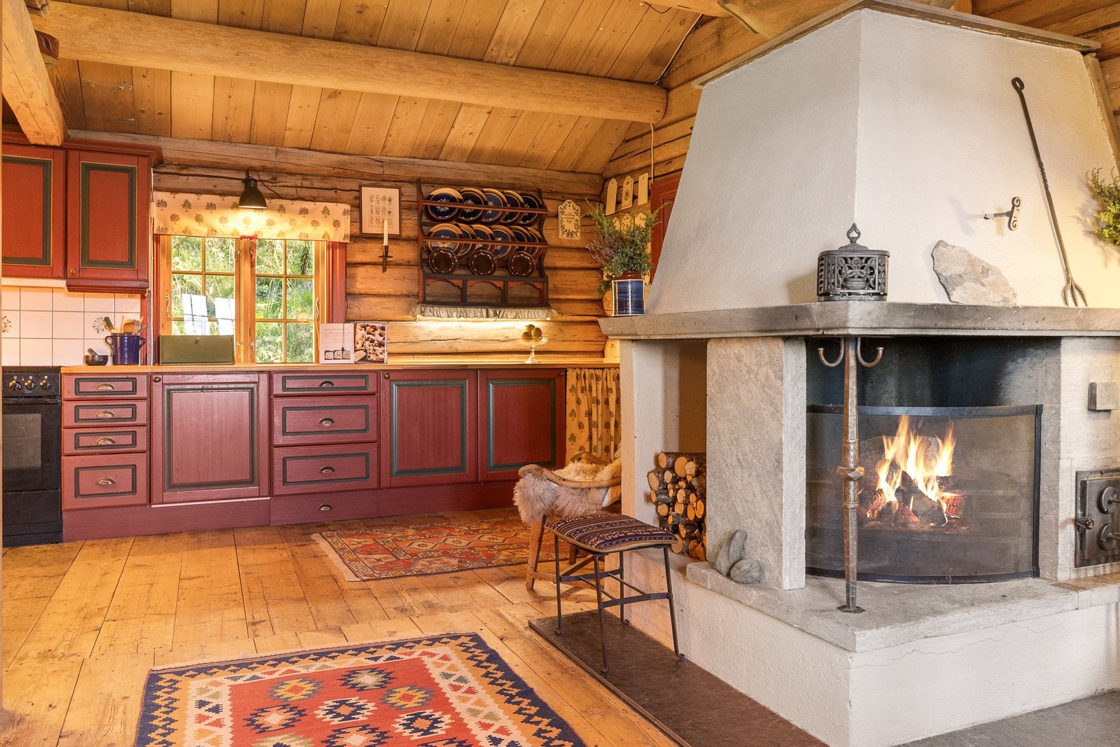 I gamlestuen finner du en flott peis som sprer varme og hygge på kalde vinterdager. Galleribilde