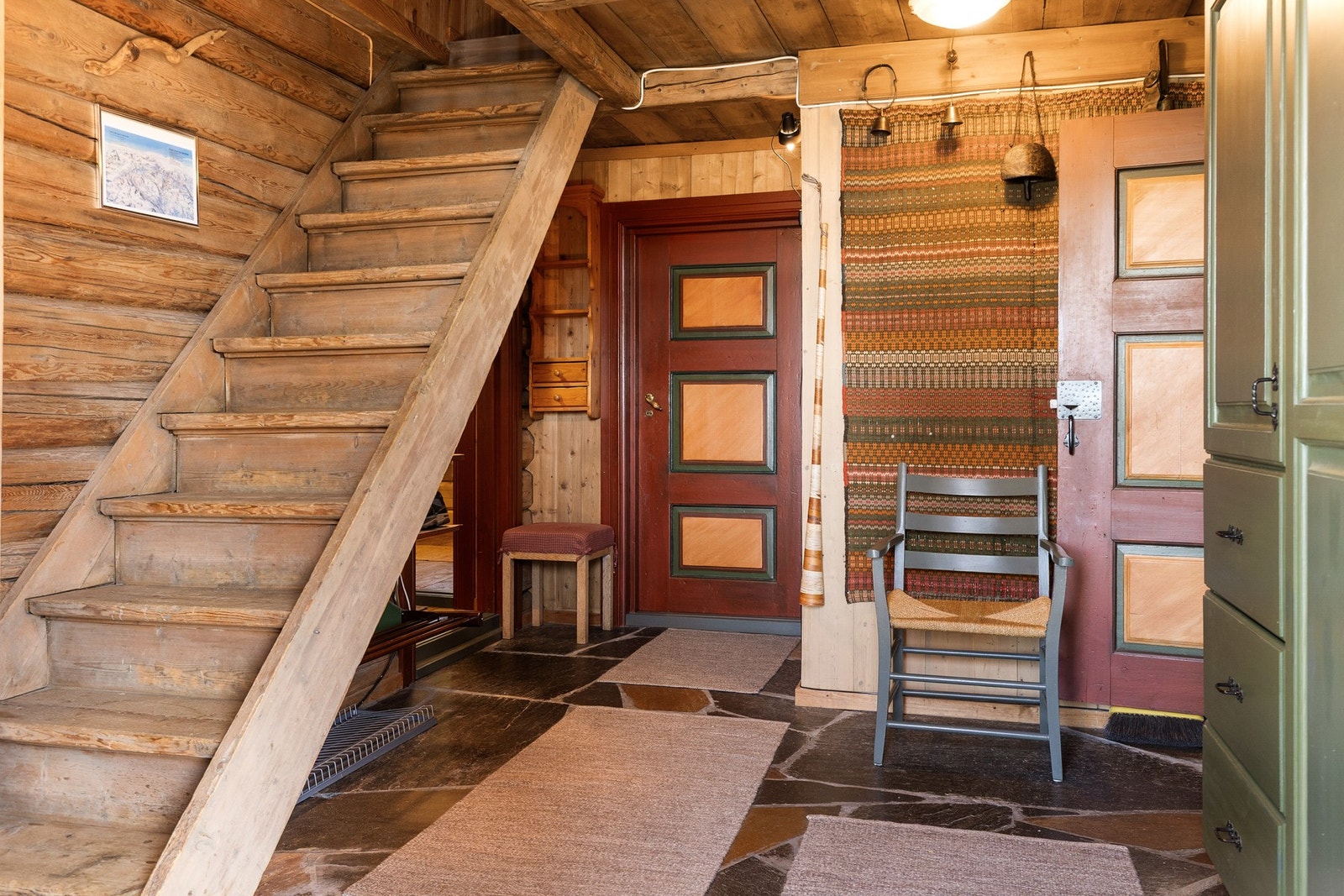 Entré med skifer og varme i gulv og trapp opp til loft. Galleribilde