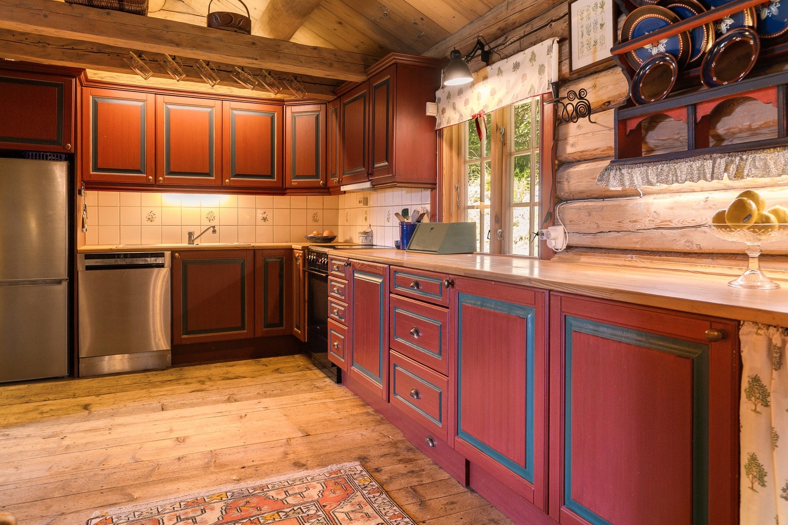 Samtidig er det godt tilrettelagt for moderne komfort, med plass til oppvaskmaskin, komfyr og kjøleskap. Galleribilde