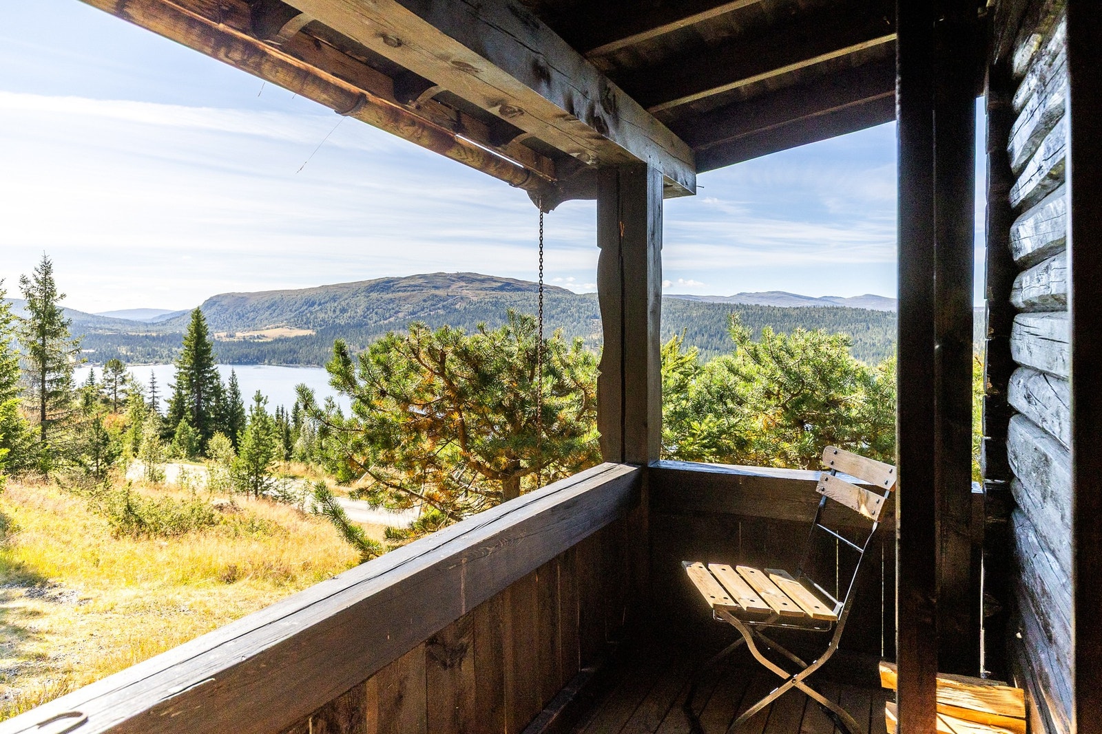 Flott utsikt mot Gålåvatnet og fjellene fra tunet. Galleribilde