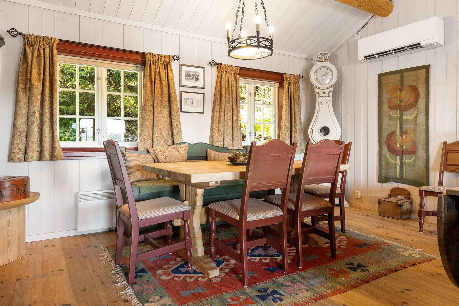 Koselig spisestue med plass til flere gjester. Galleribilde