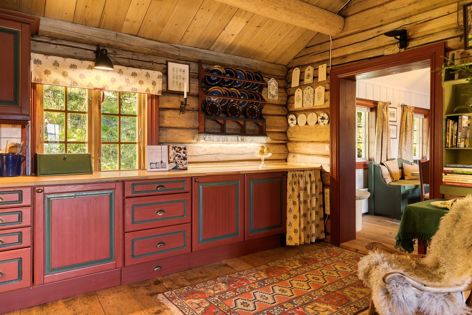 Kjøkkenet er delvis åpent mot stuen, noe som gjør det enkelt å kombinere matlaging med sosialt samvær og lange måltider. Galleribilde