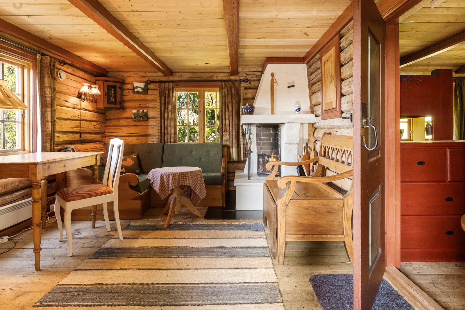 Gjestehuset er innredet med et soverom med flere sengeplasser, oppholdsrom og eget bad. Galleribilde