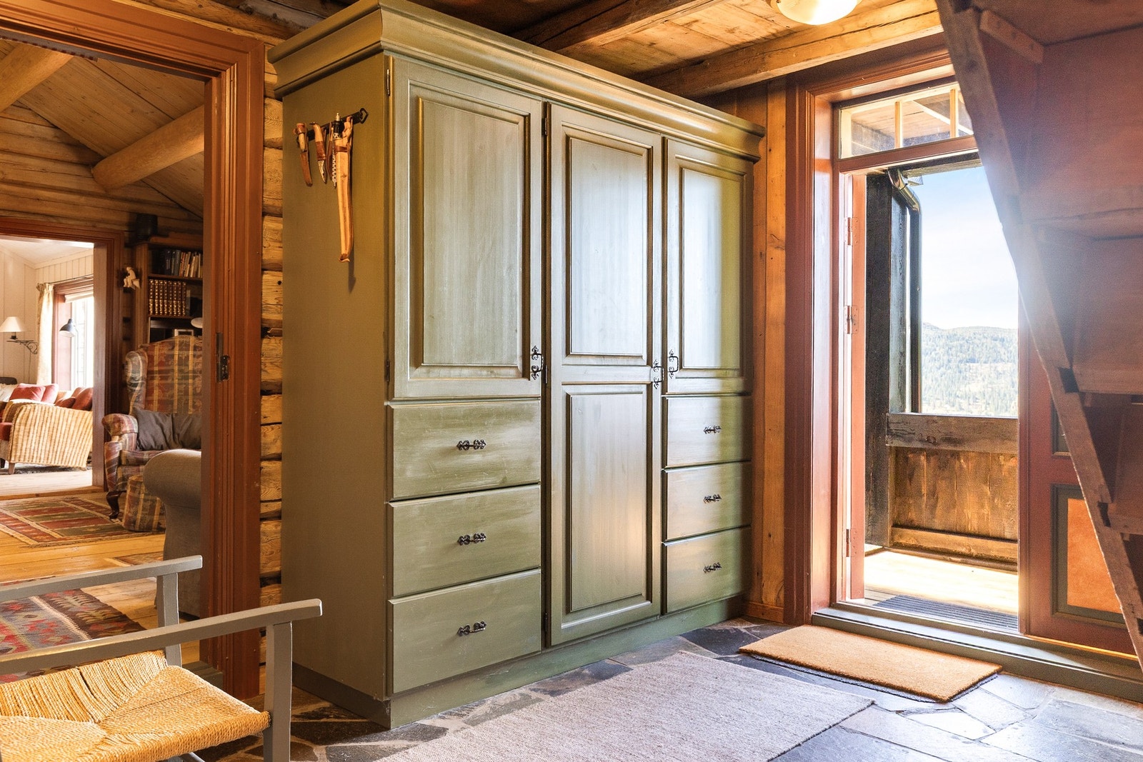 I entreen er det god plass til et stort garderobeskap med god plass til oppbevaring. Galleribilde